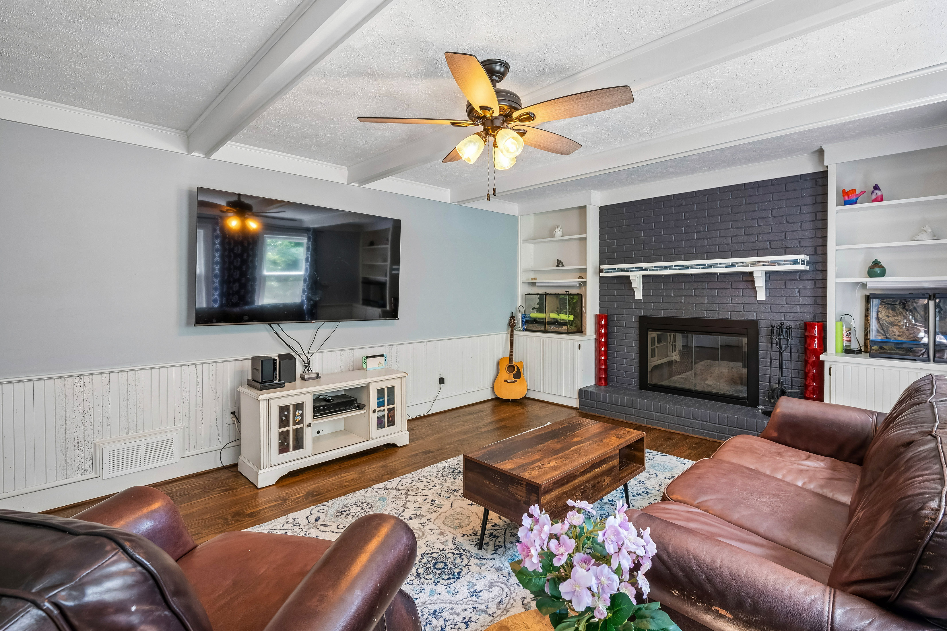  Charming Tudor-style Home Nestled in the Heart of Embry Hills - 物件實景