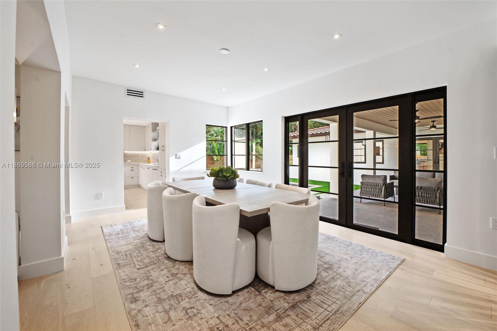 Miami, Florida, 33143, United States, 4 Bedrooms Bedrooms, ,4 BathroomsBathrooms,Residential,For Sale,1933110