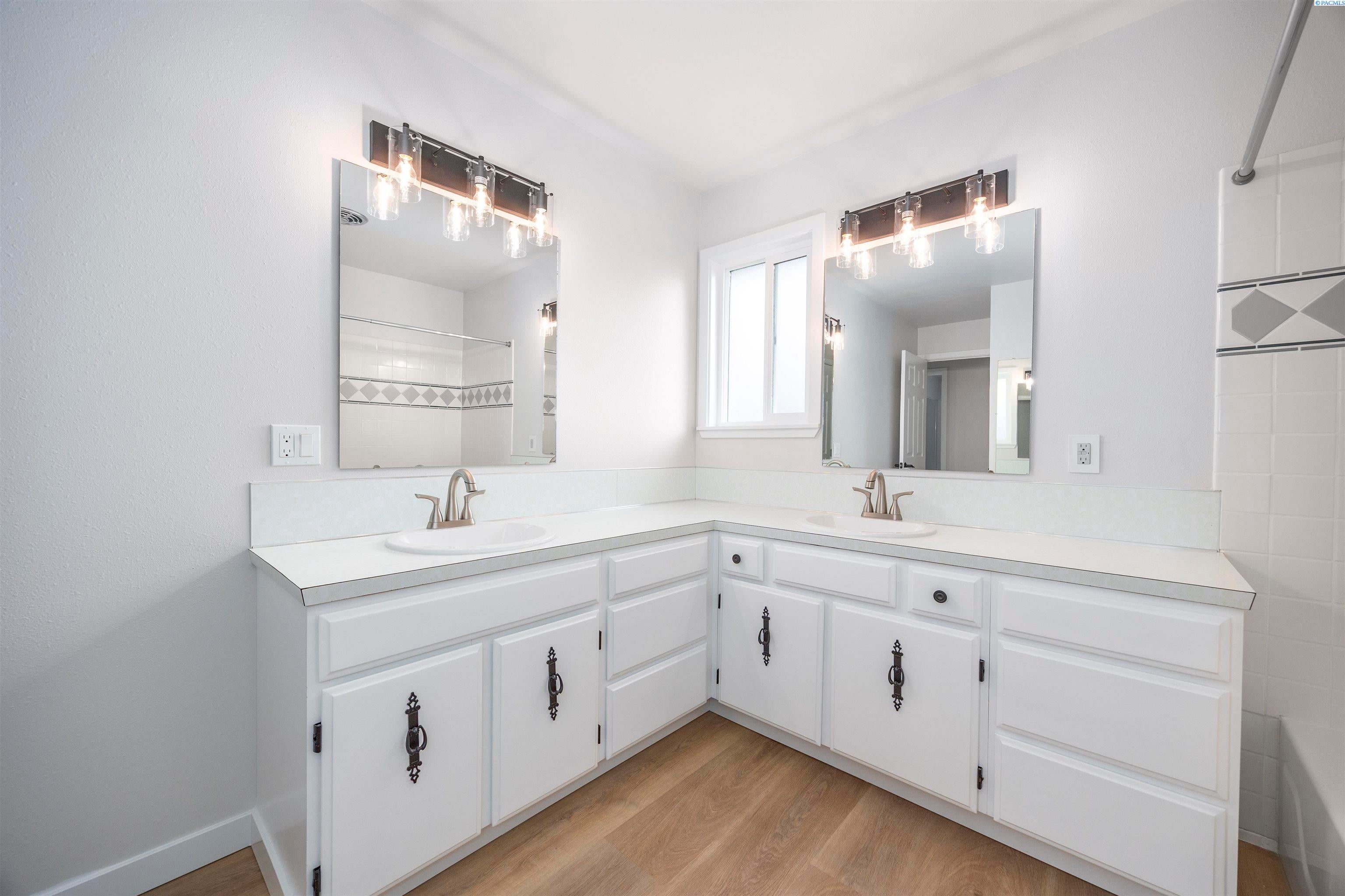 Grandview, Washington, 98930, United States, 4 Bedrooms Bedrooms, ,3 BathroomsBathrooms,Residential,For Sale,2007847