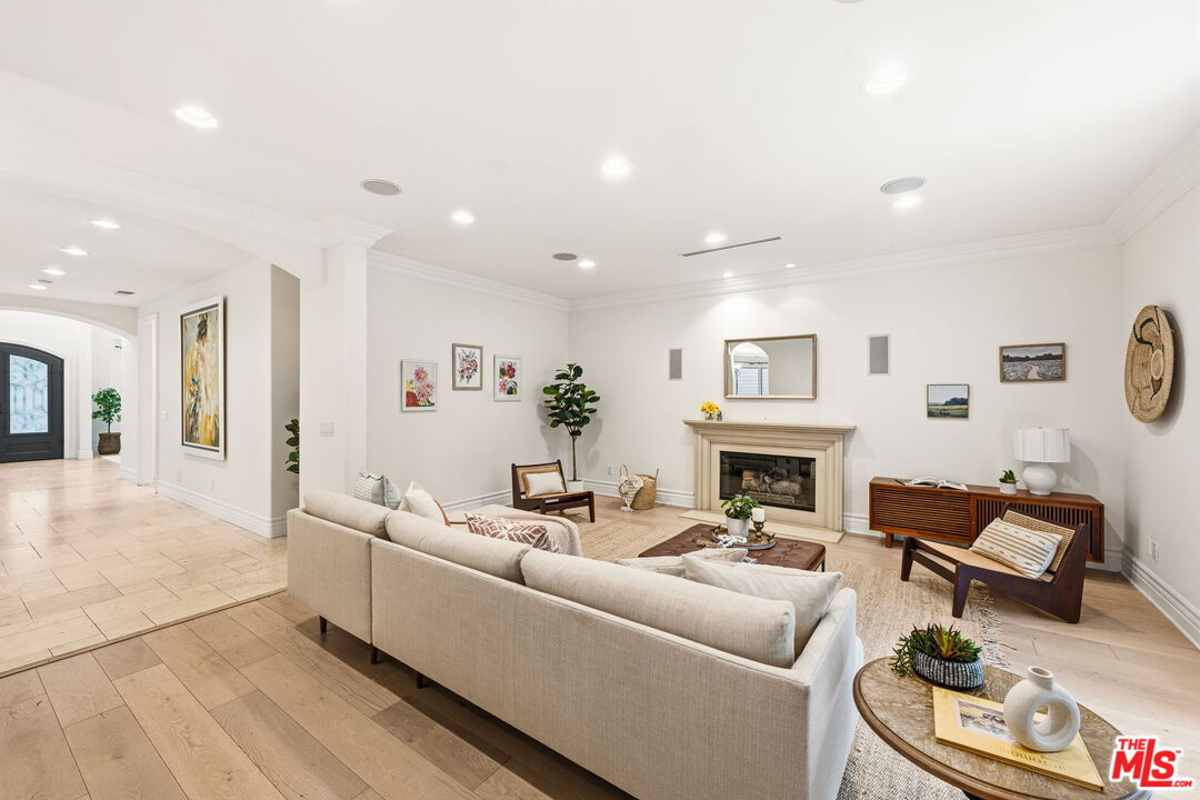 Encino, California, 91436, United States, 4 Bedrooms Bedrooms, ,3 BathroomsBathrooms,Residential,For Sale,1988091