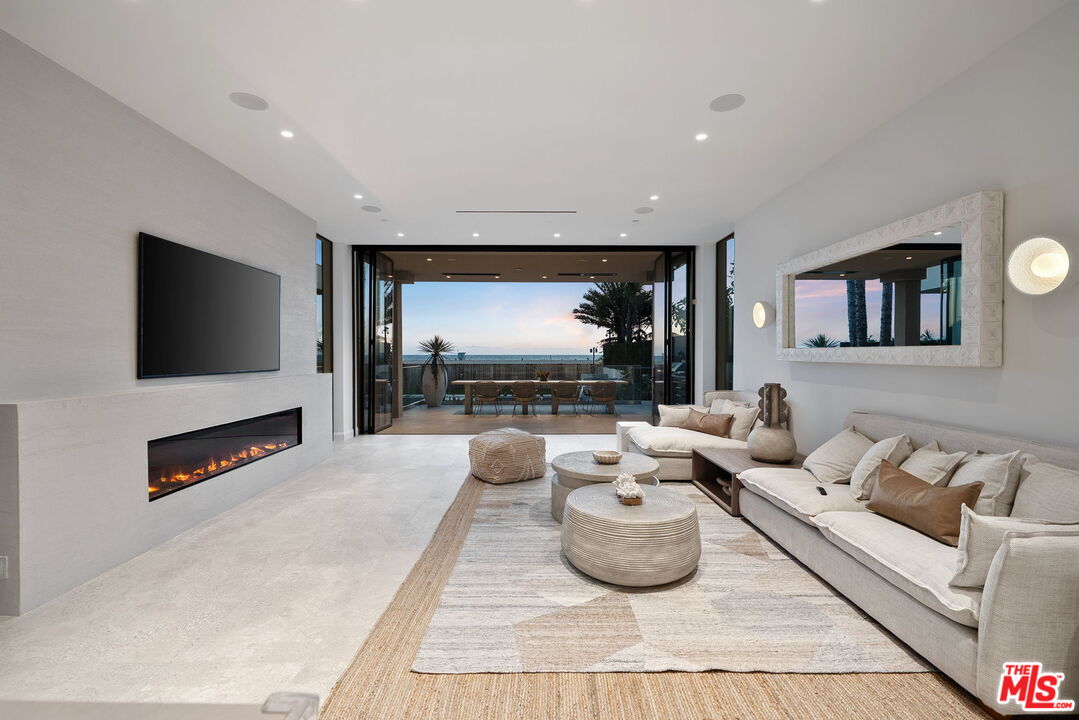 Santa Monica, California, 90403, United States, 7 Bedrooms Bedrooms, ,9 BathroomsBathrooms,Residential,For Sale,1955538