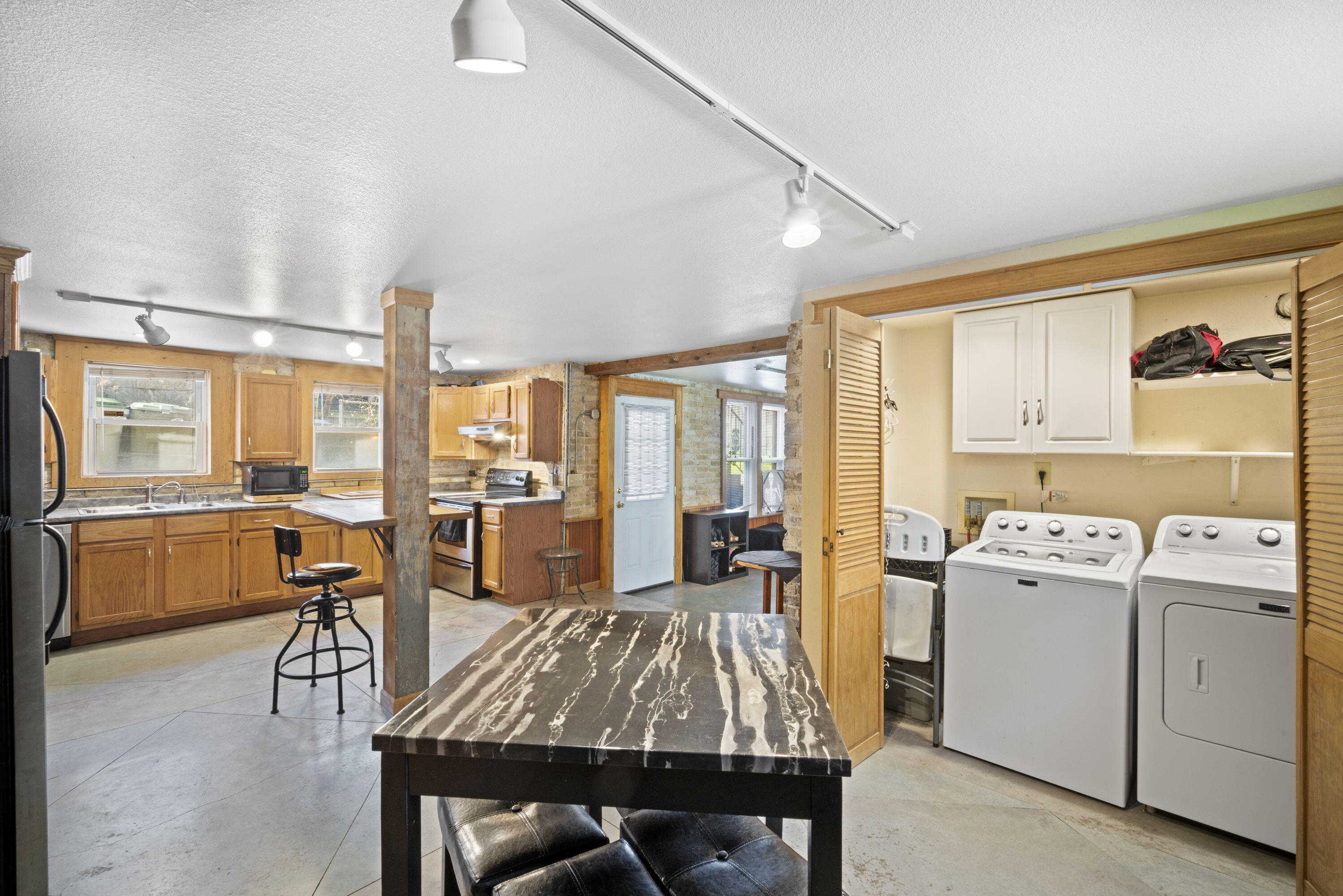 Milwaukee, Wisconsin, 53202, United States, 3 Bedrooms Bedrooms, ,3 BathroomsBathrooms,Residential,For Sale,1982792