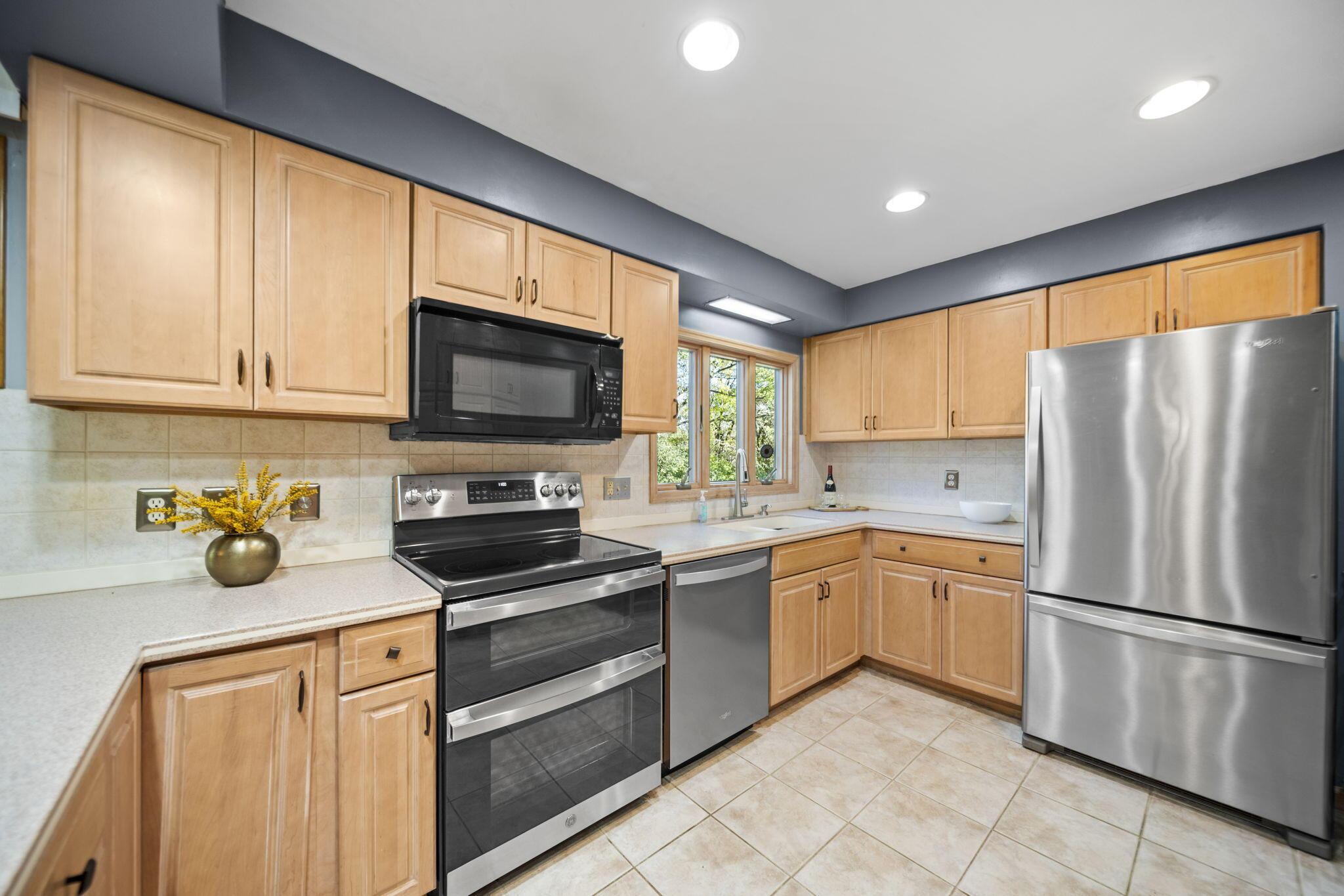 Columbus, Ohio, 43221, United States, 3 Bedrooms Bedrooms, ,4 BathroomsBathrooms,Residential,For Sale,1951333