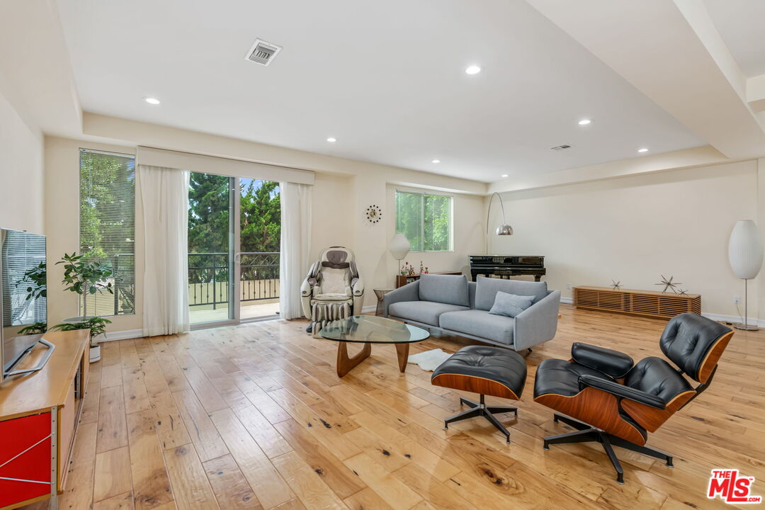 Los Angeles, California, 90025, United States, 6 Bedrooms Bedrooms, ,Residential,For Sale,1932013