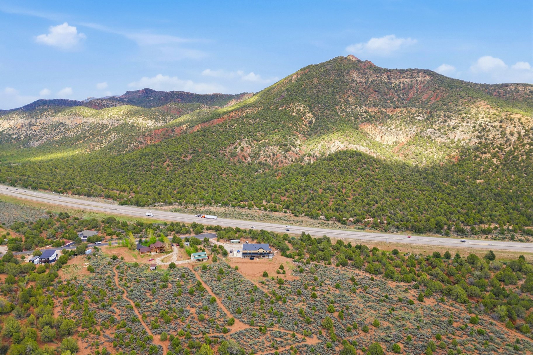  5 Acres • Two Homes In One • Horse Property With Flexible Living Options - 物件實景