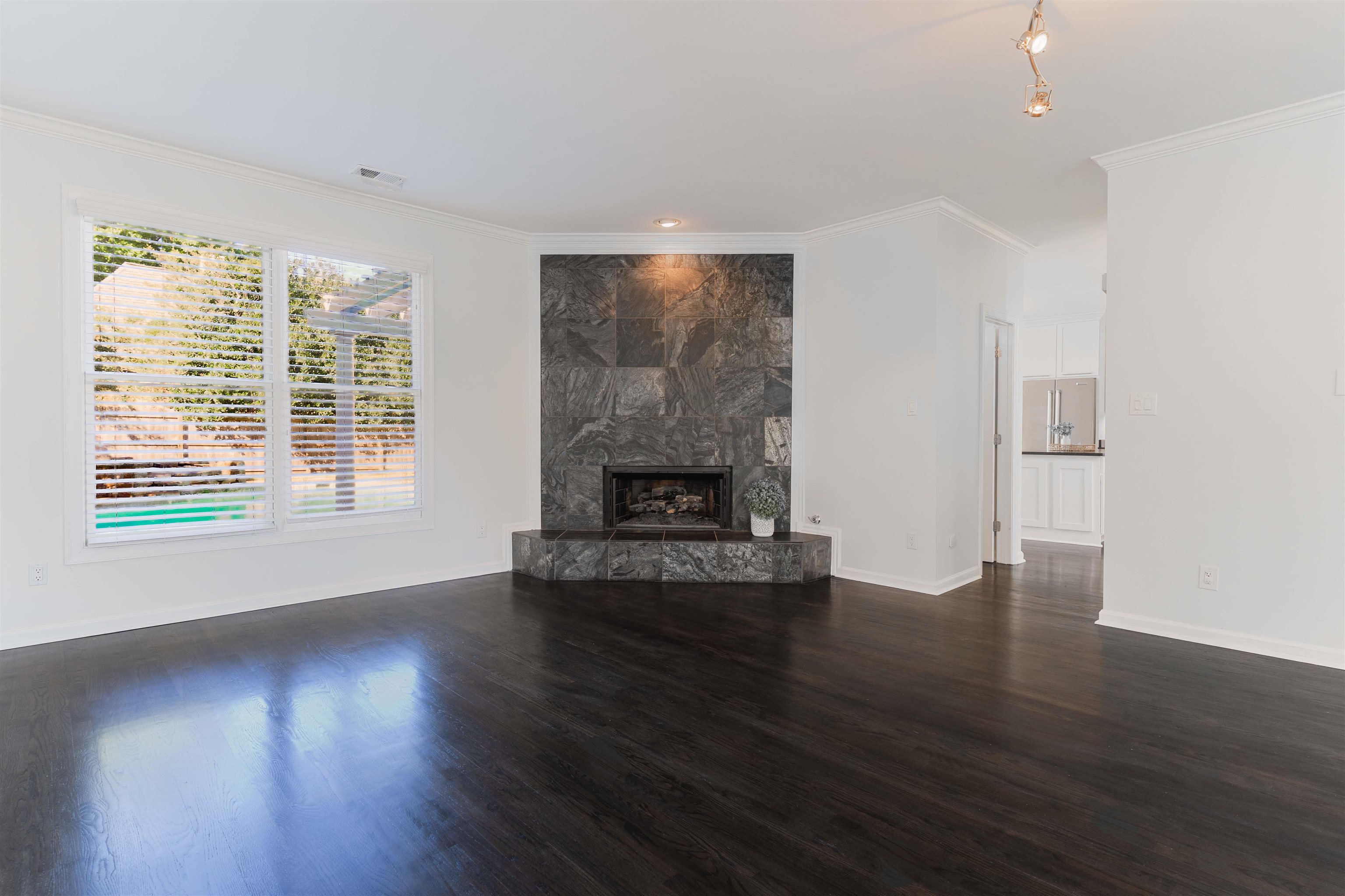 Memphis, Tennessee, 38120, United States, 4 Bedrooms Bedrooms, ,4 BathroomsBathrooms,Residential,For Sale,1965217