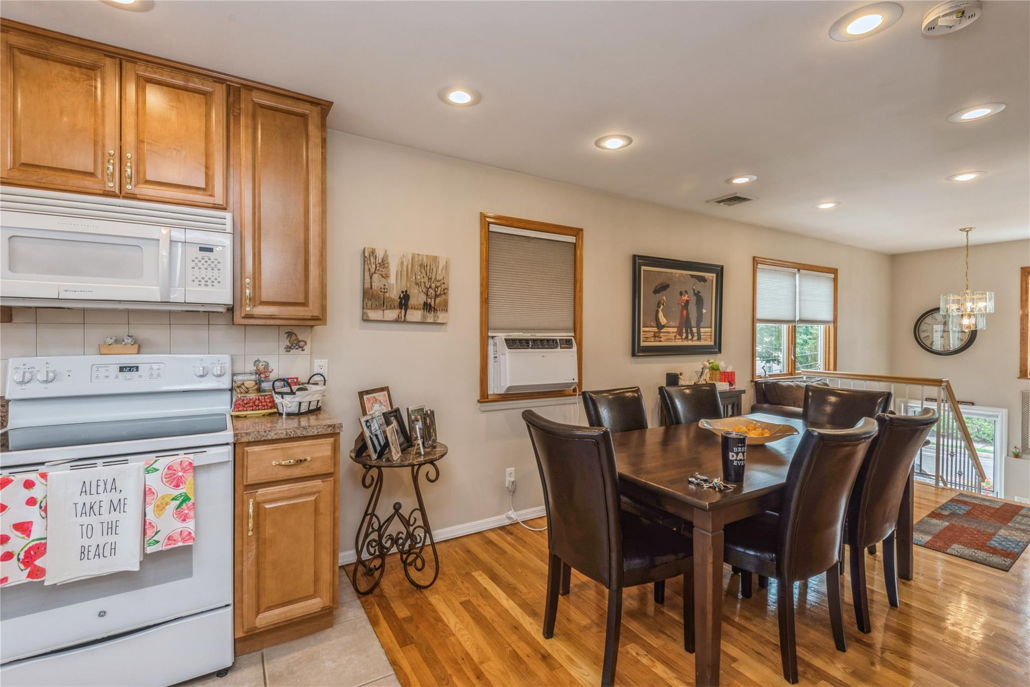 Bayville, New York, 11709, United States, 7 Bedrooms Bedrooms, ,4 BathroomsBathrooms,Residential,For Sale,1908304