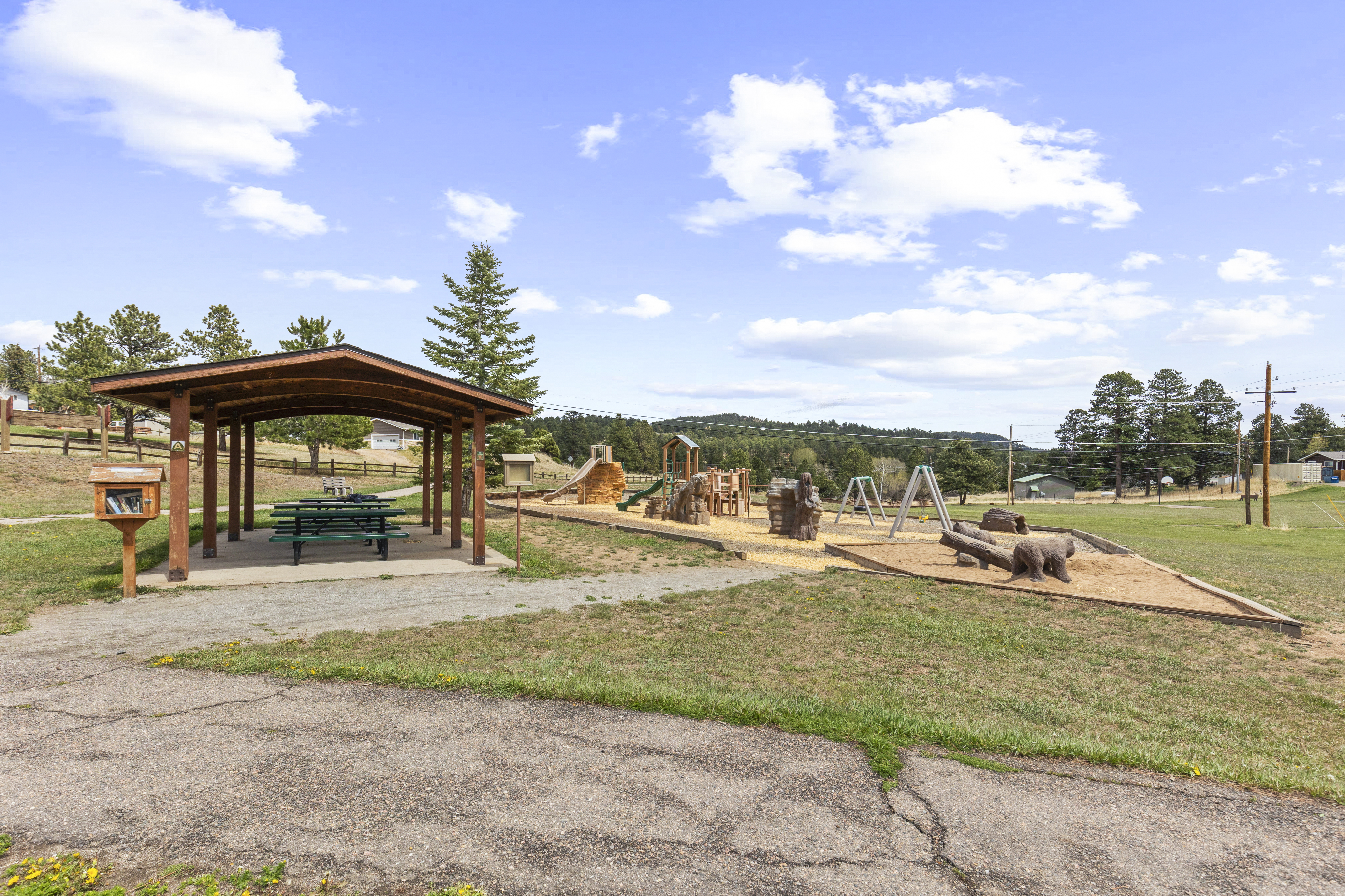  Charming Indian Hills Home on a Rare 1.6-Acre Lot - 物件實景