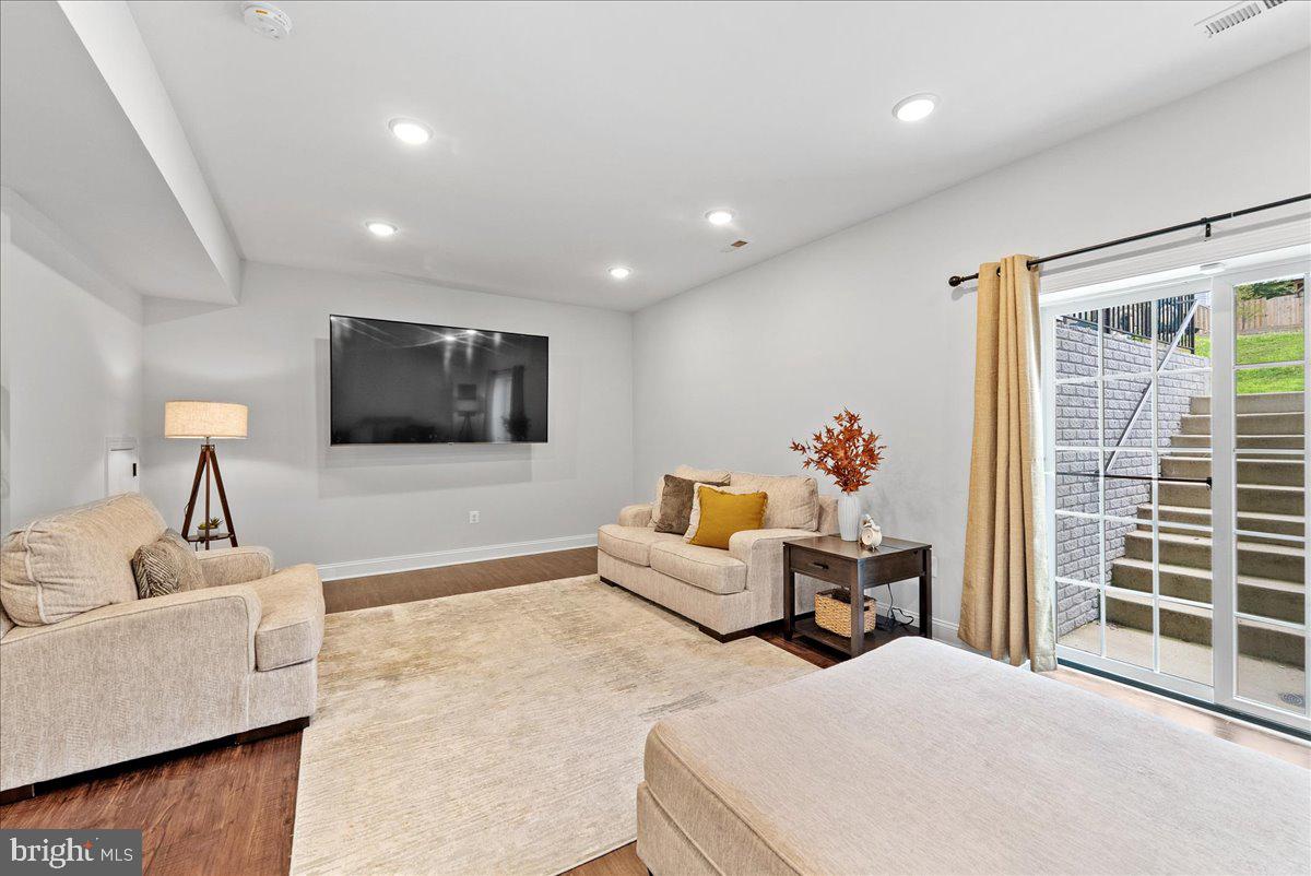 Woodbridge, Virginia, 22193, United States, 3 Bedrooms Bedrooms, ,4 BathroomsBathrooms,Residential,For Sale,1921081