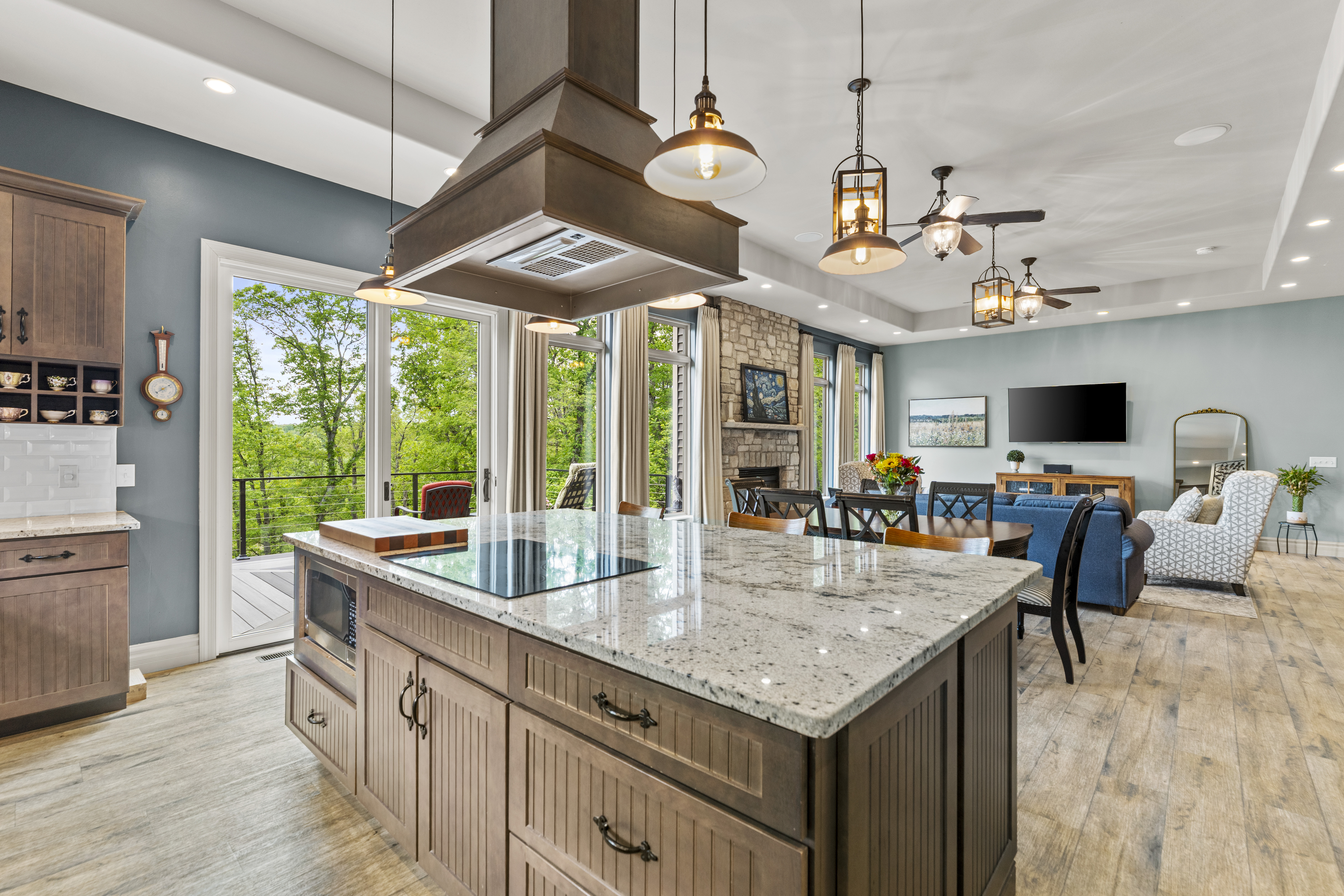 Discover unmatched luxury and versatility in this custom Craftsman-style estate - 物件實景