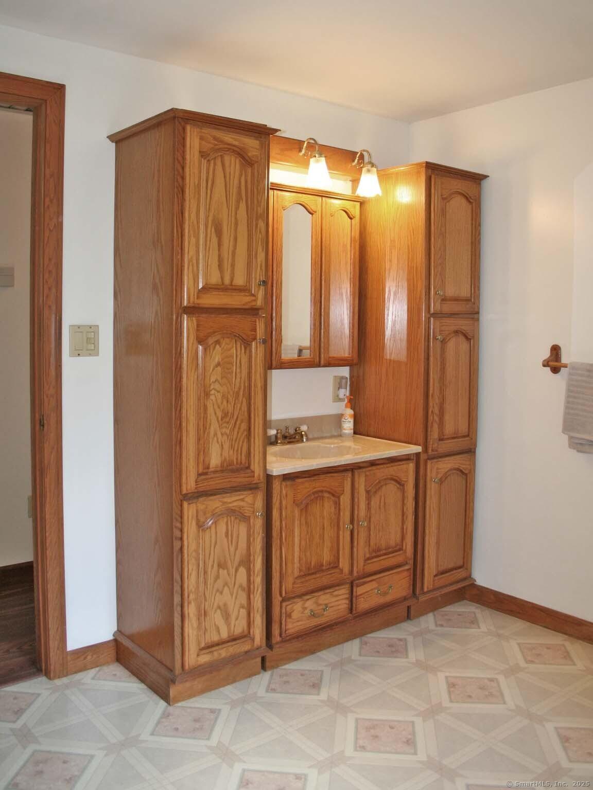 East Hampton, Connecticut, 06424, United States, 3 Bedrooms Bedrooms, ,2 BathroomsBathrooms,Residential,For Sale,1979494