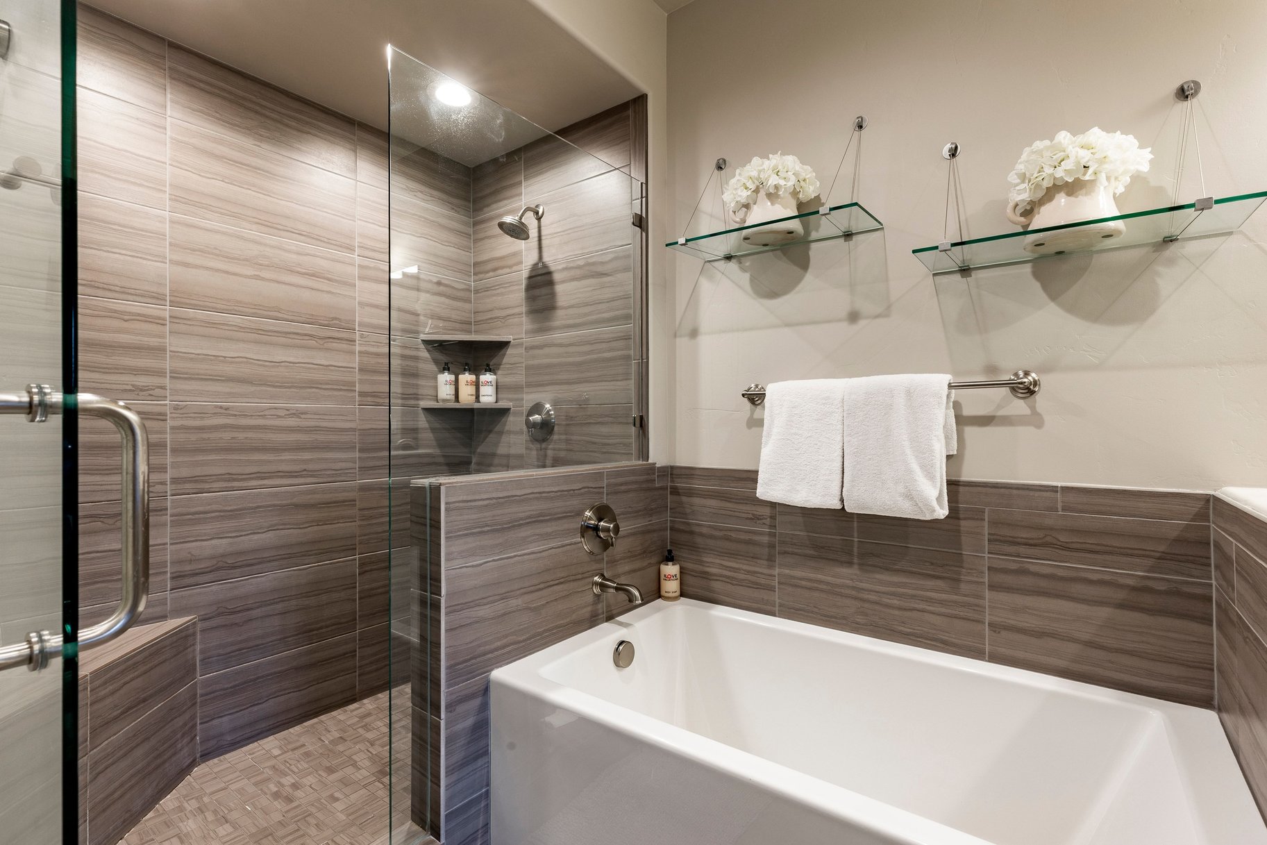  Stunning End-Unit Townhome With Loads of Natural Light - 物件實景