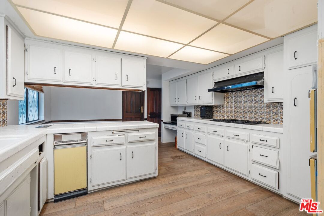 Los Angeles, California, 90046, United States, 4 Bedrooms Bedrooms, ,4 BathroomsBathrooms,Residential,For Sale,1955574