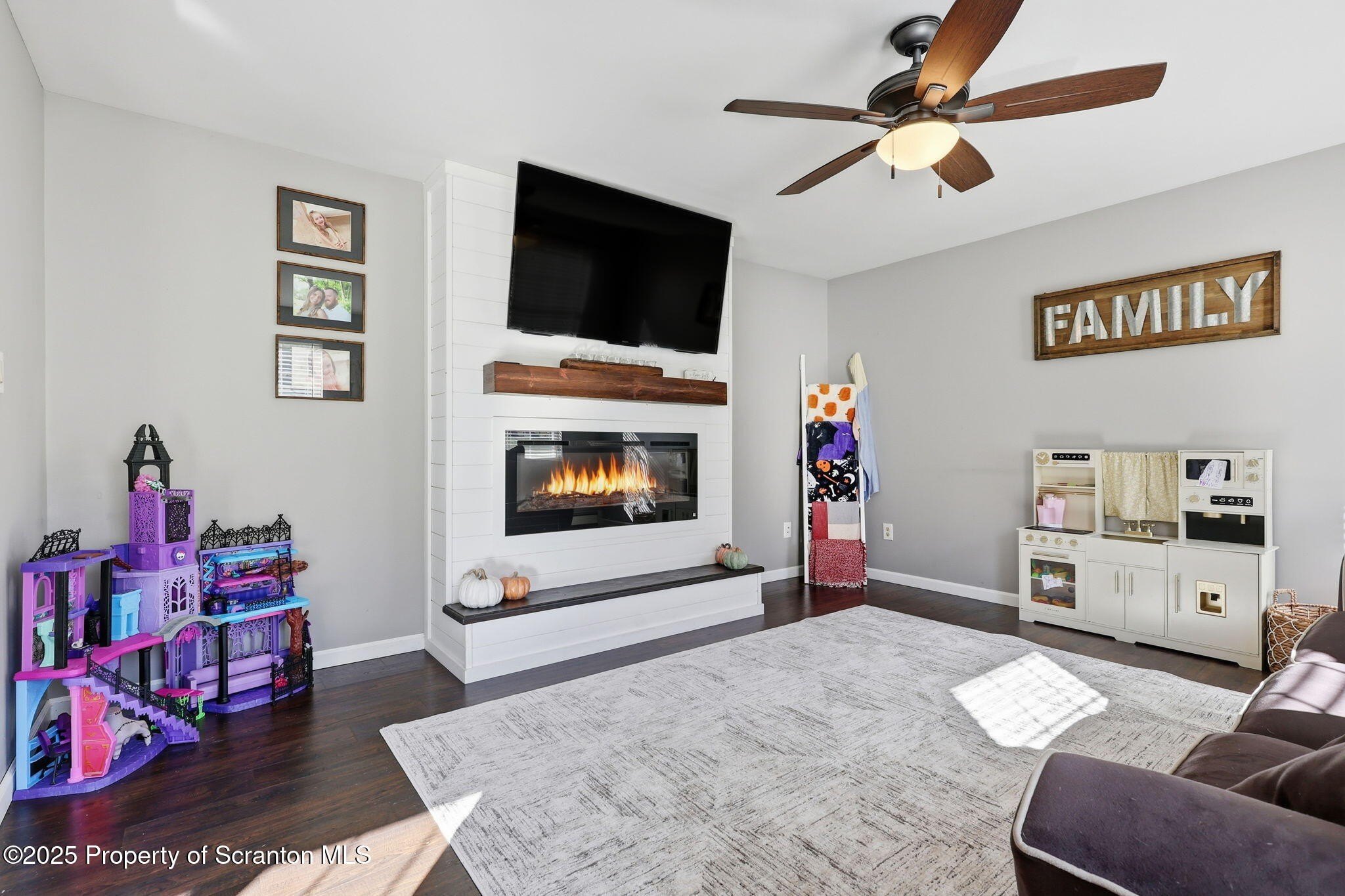 Clifford Twp, Pennsylvania, 18470, United States, 4 Bedrooms Bedrooms, ,3 BathroomsBathrooms,Residential,For Sale,1978908