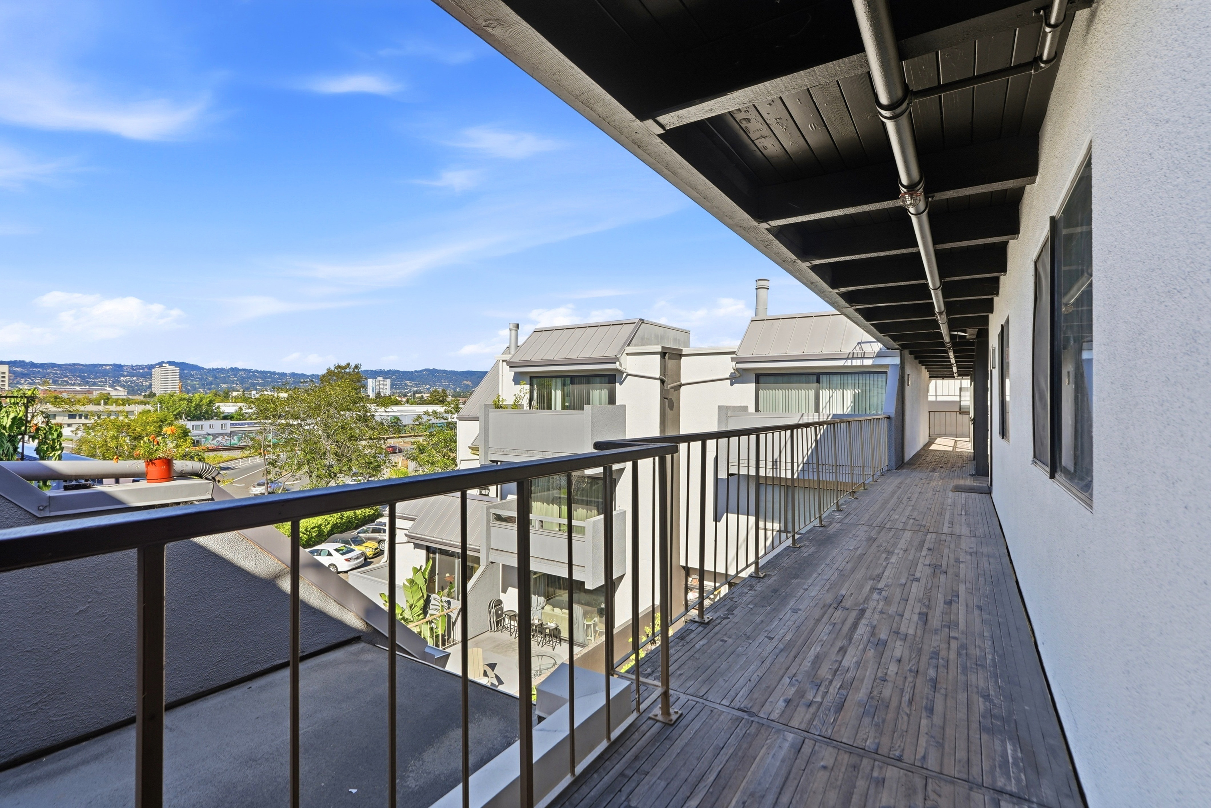  Stylishly Waterfront Condominium with Resort-Style Amenities - 物件實景