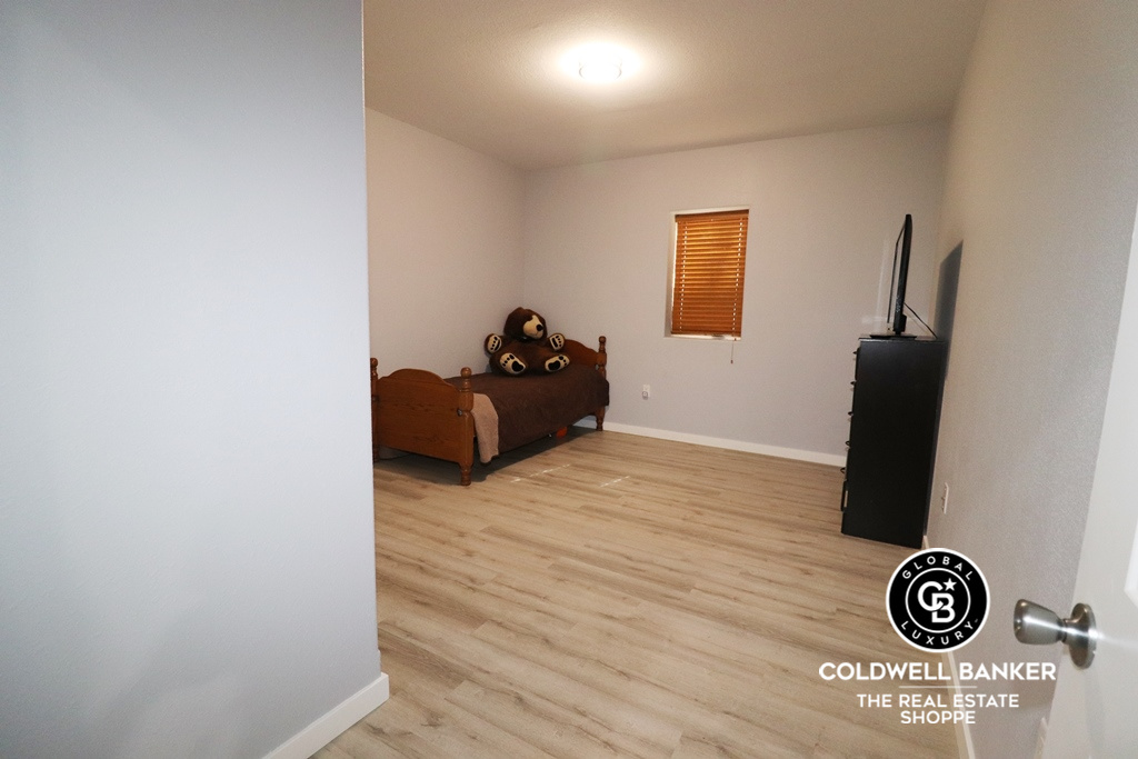 Garden City, Kansas, 67846, United States, 6 Bedrooms Bedrooms, ,3 BathroomsBathrooms,Residential,For Sale,1737851