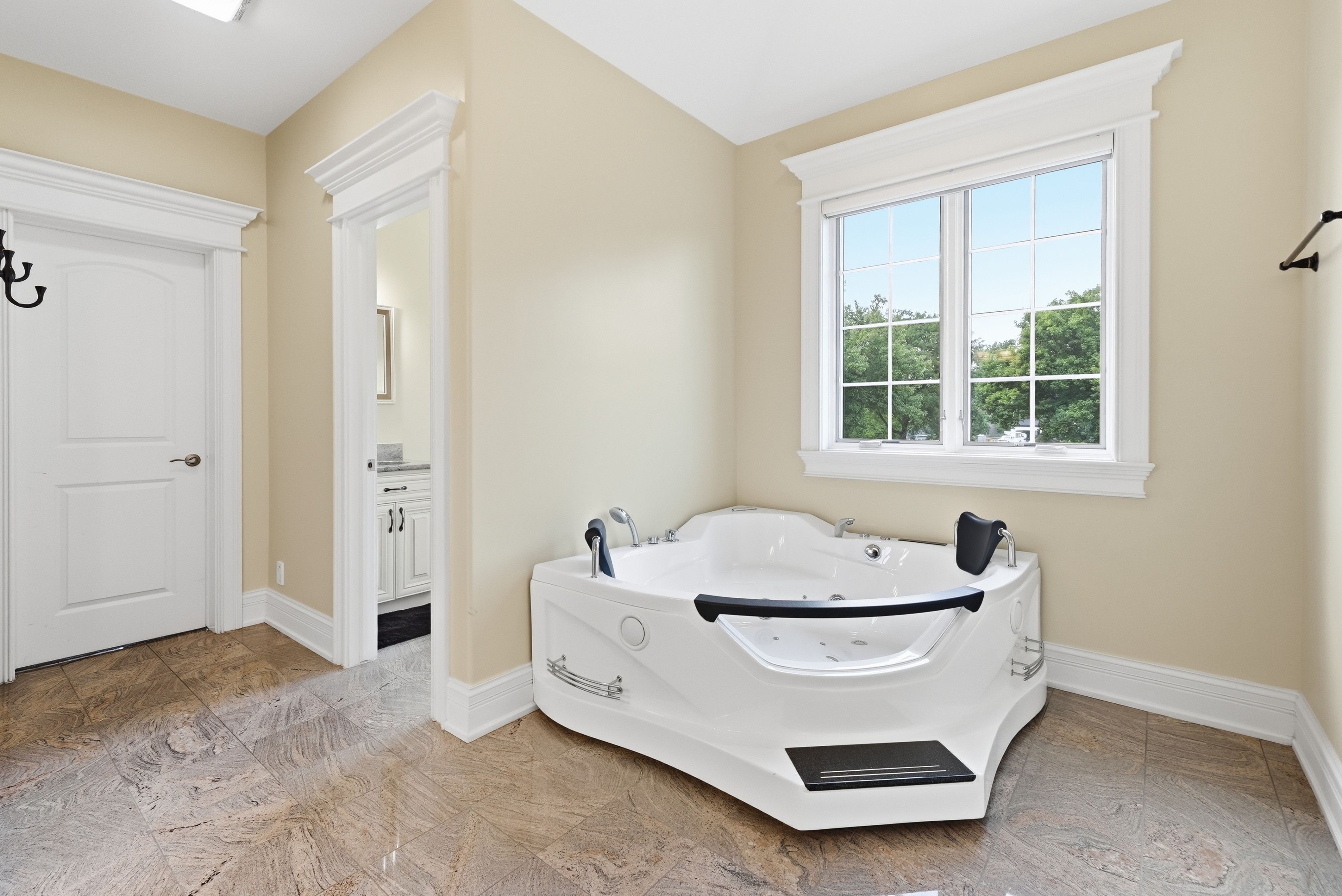  Perfectly Positioned in the Prestigious Golfview Hills Community of Hinsdale - 物件實景