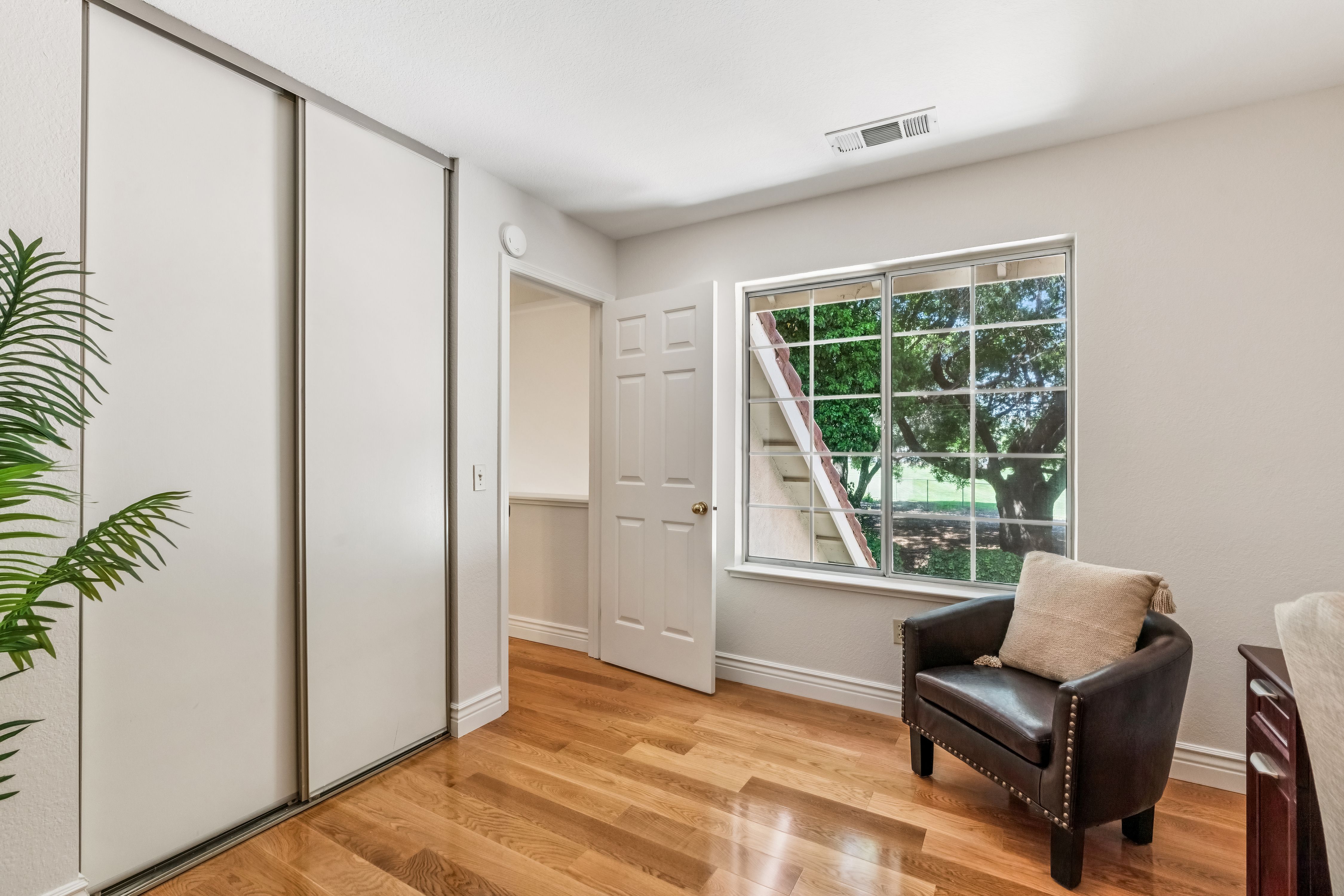  Private, Updated Townhome Surrounded by Majestic Trees - 物件實景