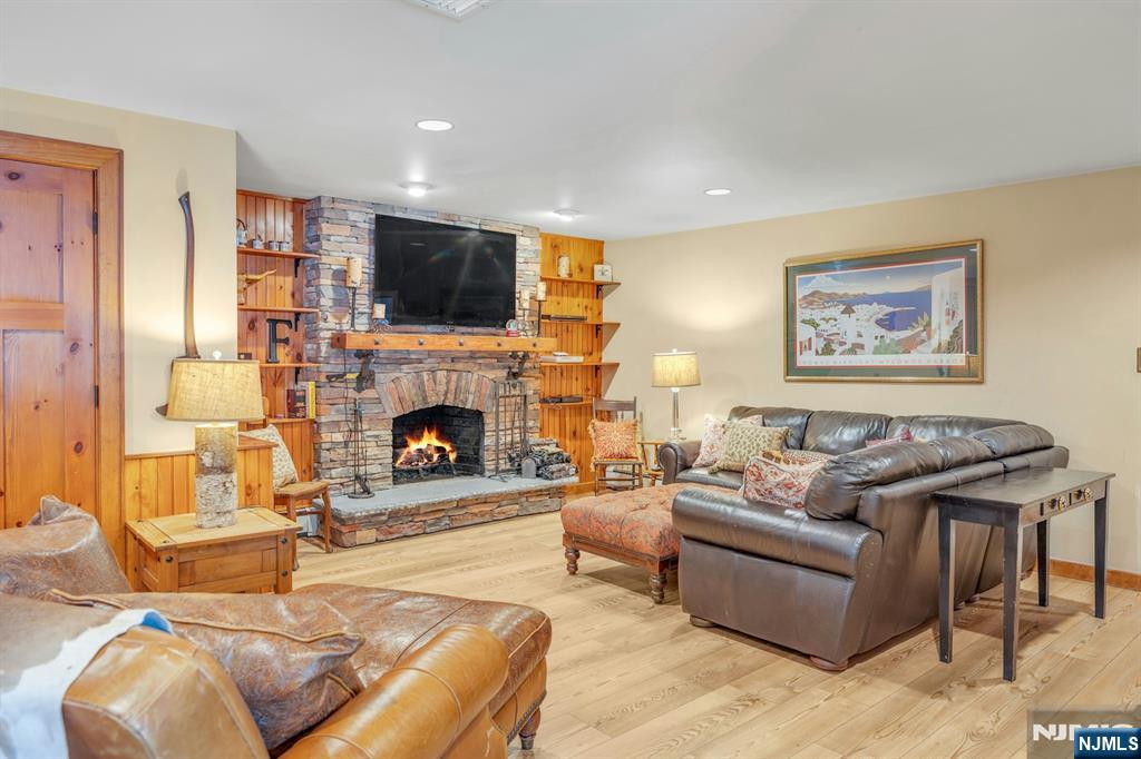 Montvale, New Jersey, 07645, United States, 6 Bedrooms Bedrooms, ,4 BathroomsBathrooms,Residential,For Sale,1950973