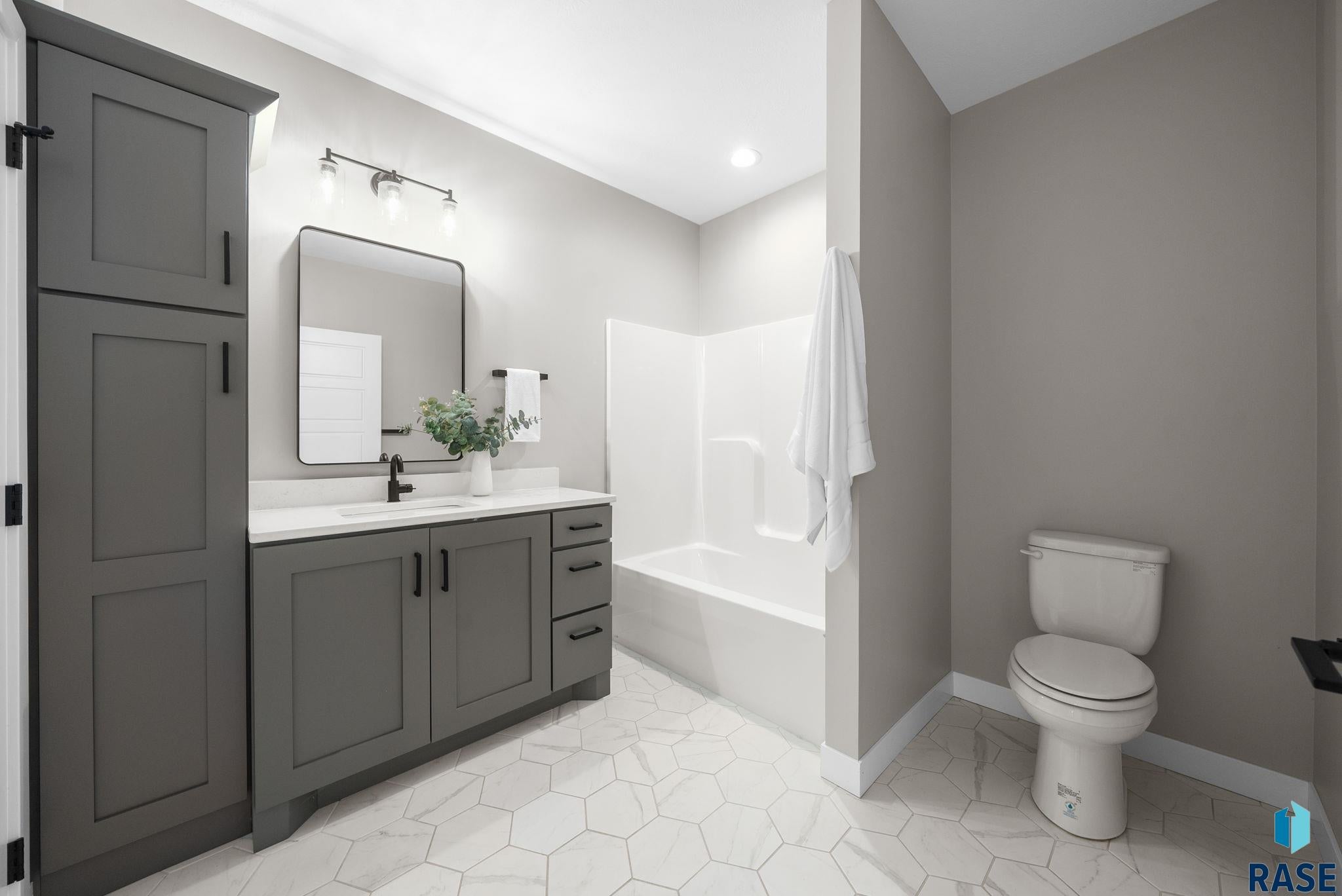 Sioux Falls, South Dakota, 57110, United States, 6 Bedrooms Bedrooms, ,4 BathroomsBathrooms,Residential,For Sale,1892157