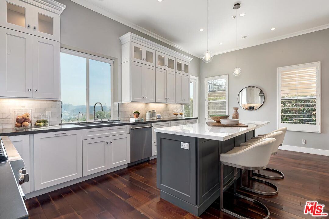 Pacific Palisades, California, 90272, United States, 4 Bedrooms Bedrooms, ,4 BathroomsBathrooms,Residential,For Sale,1911356
