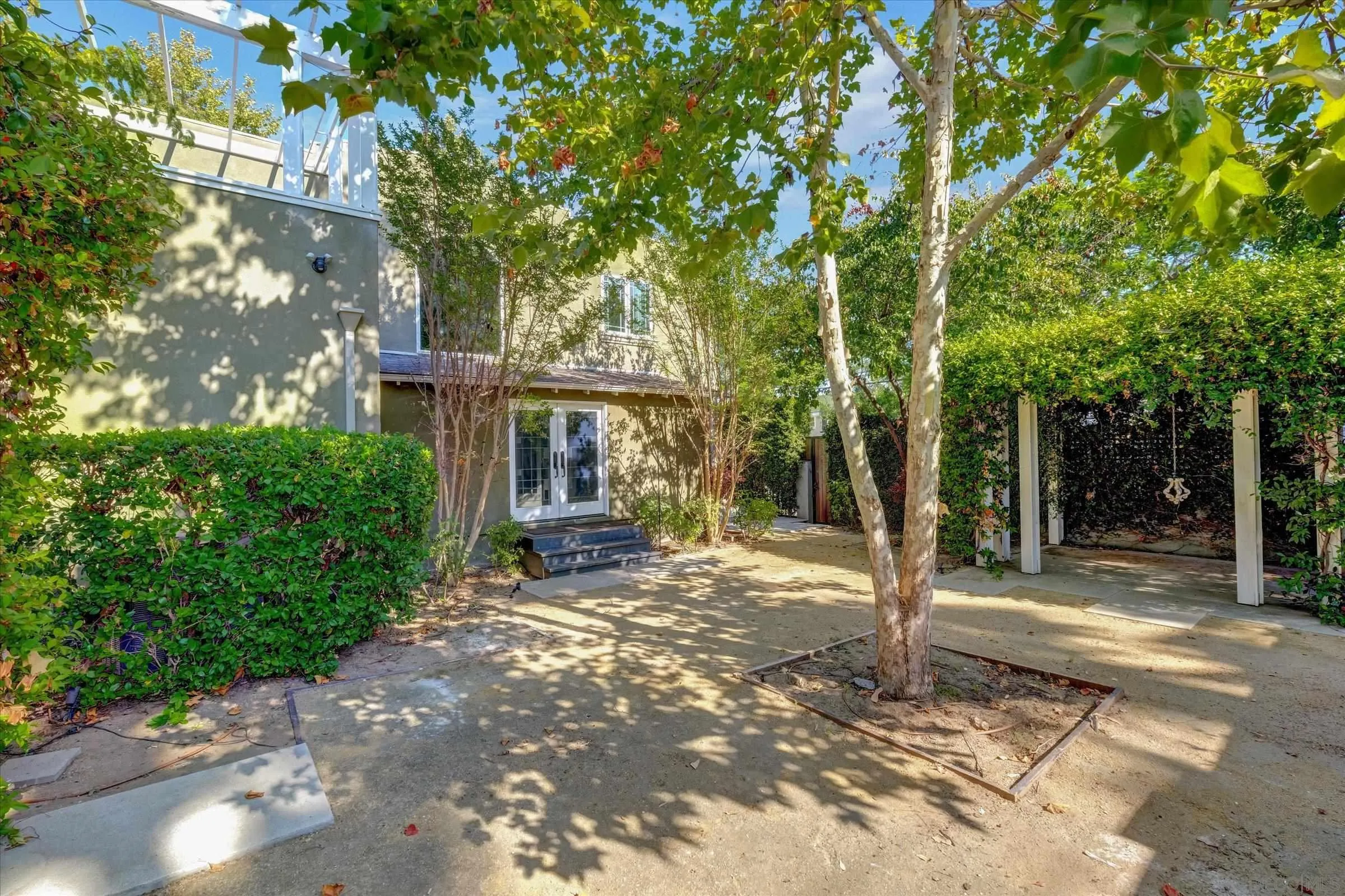 Los Angeles, California, 90027, United States, 4 Bedrooms Bedrooms, ,4 BathroomsBathrooms,Residential,For Sale,1924744