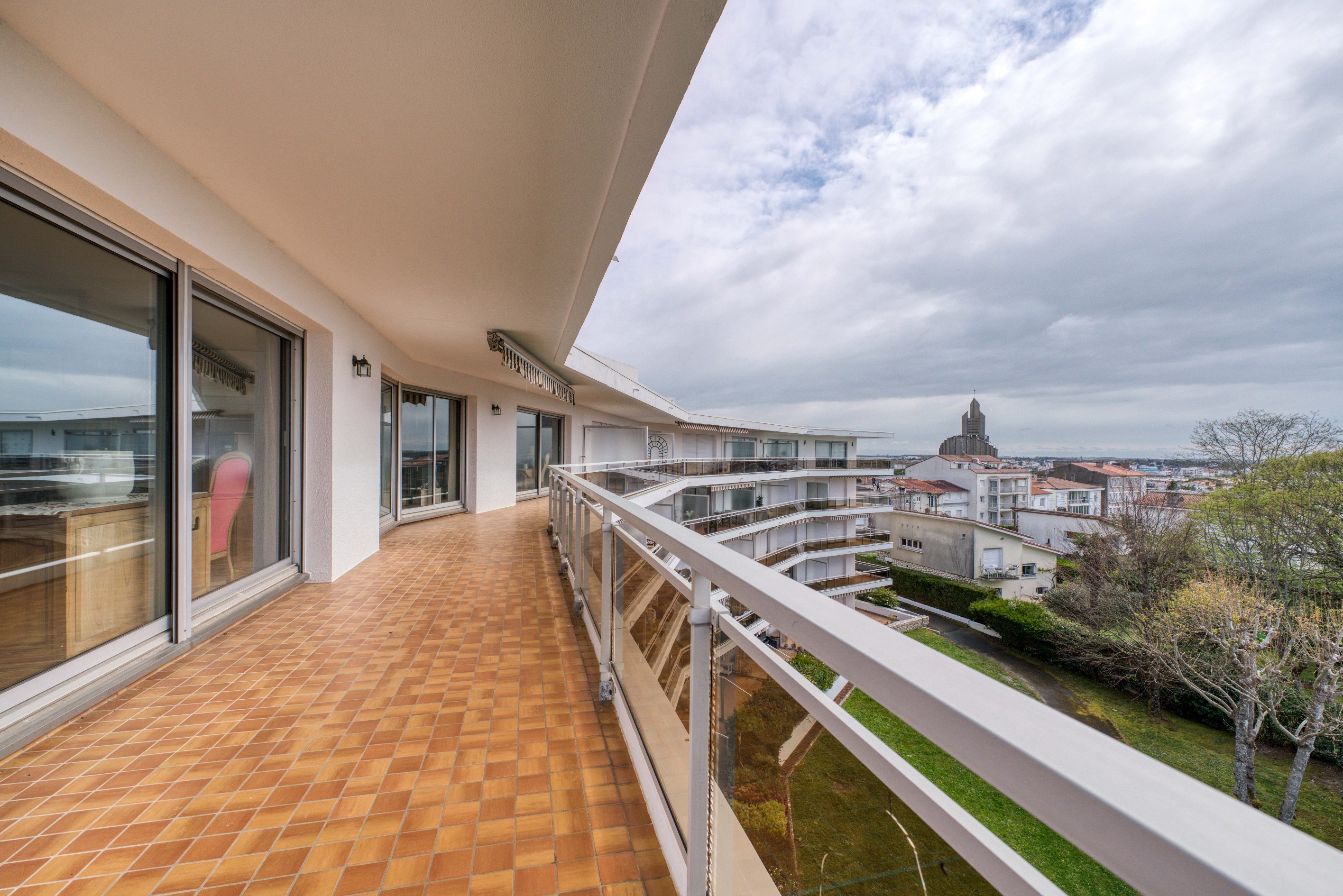  EXCEPTIONAL 230 SQM APARTMENT STEPS FROM TOWN CENTRE OF ROYAN WITH LARGE TERRAC… - 物件實景