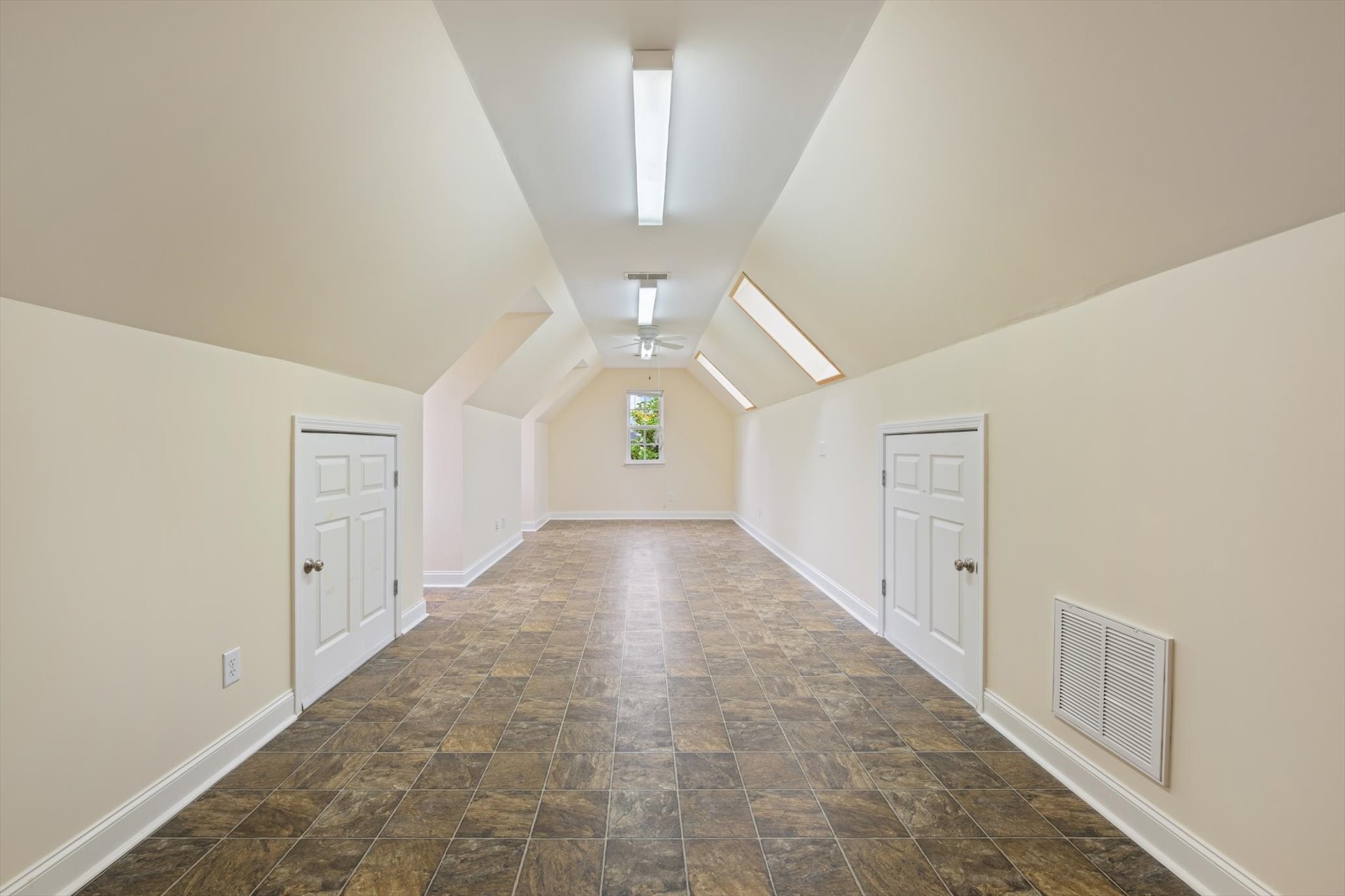  2216 Twin Peaks Ct, Spring Hill, TN, 37174 - 物件實景