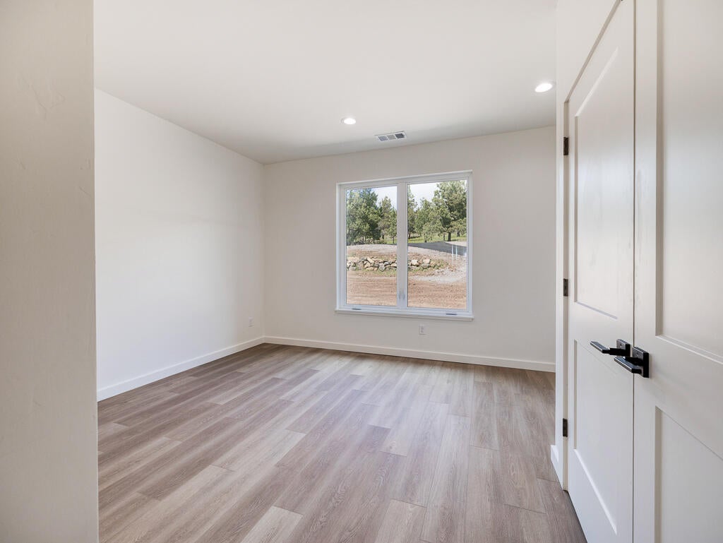 Klamath Falls, Oregon, 97601, United States, 3 Bedrooms Bedrooms, ,3 BathroomsBathrooms,Residential,For Sale,1991237