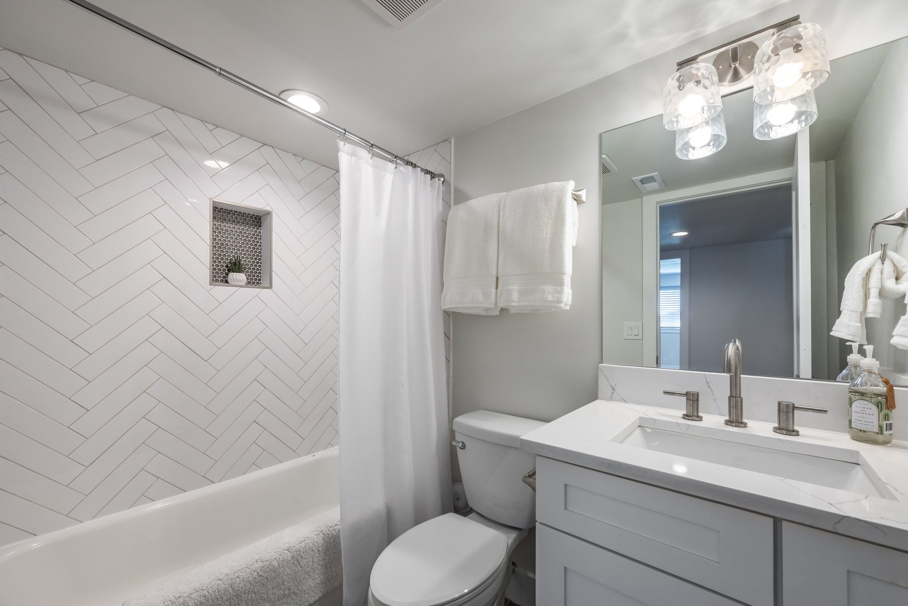  Stunning East Capitol Renovation - 物件實景