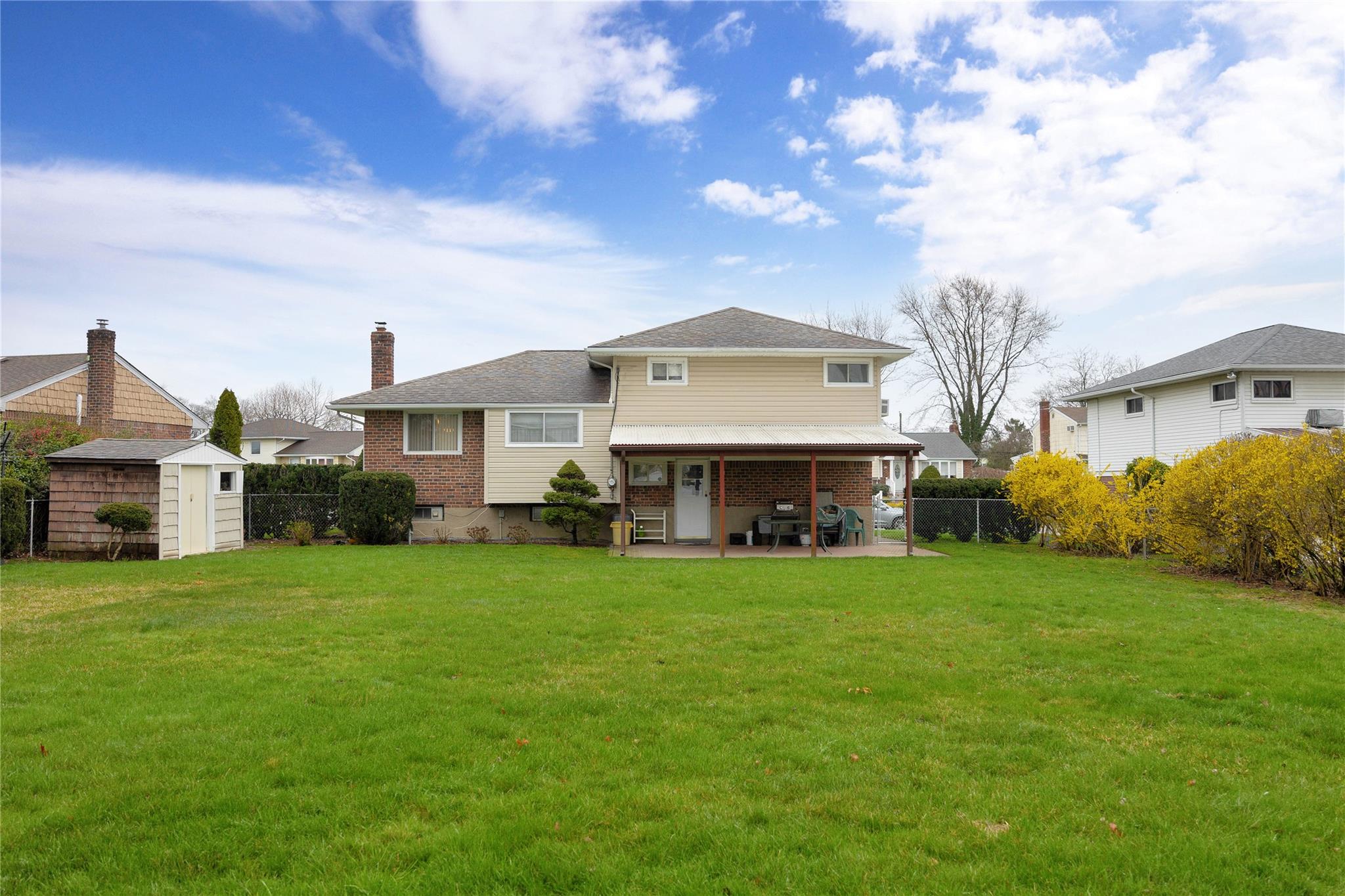 Farmingdale, New York, 11735, United States, 3 Bedrooms Bedrooms, ,2 BathroomsBathrooms,Residential,For Sale,1793248