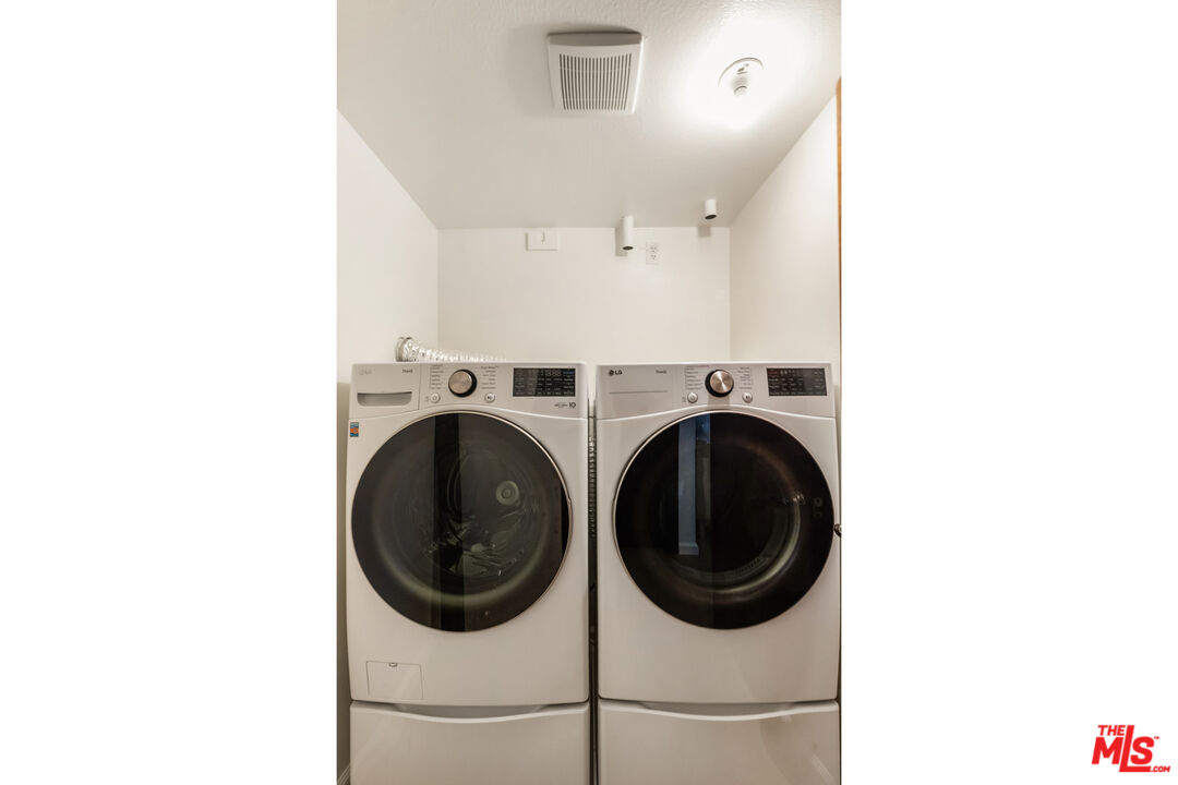 Los Angeles, California, 90025, United States, 3 Bedrooms Bedrooms, ,3 BathroomsBathrooms,Residential,For Sale,1987616