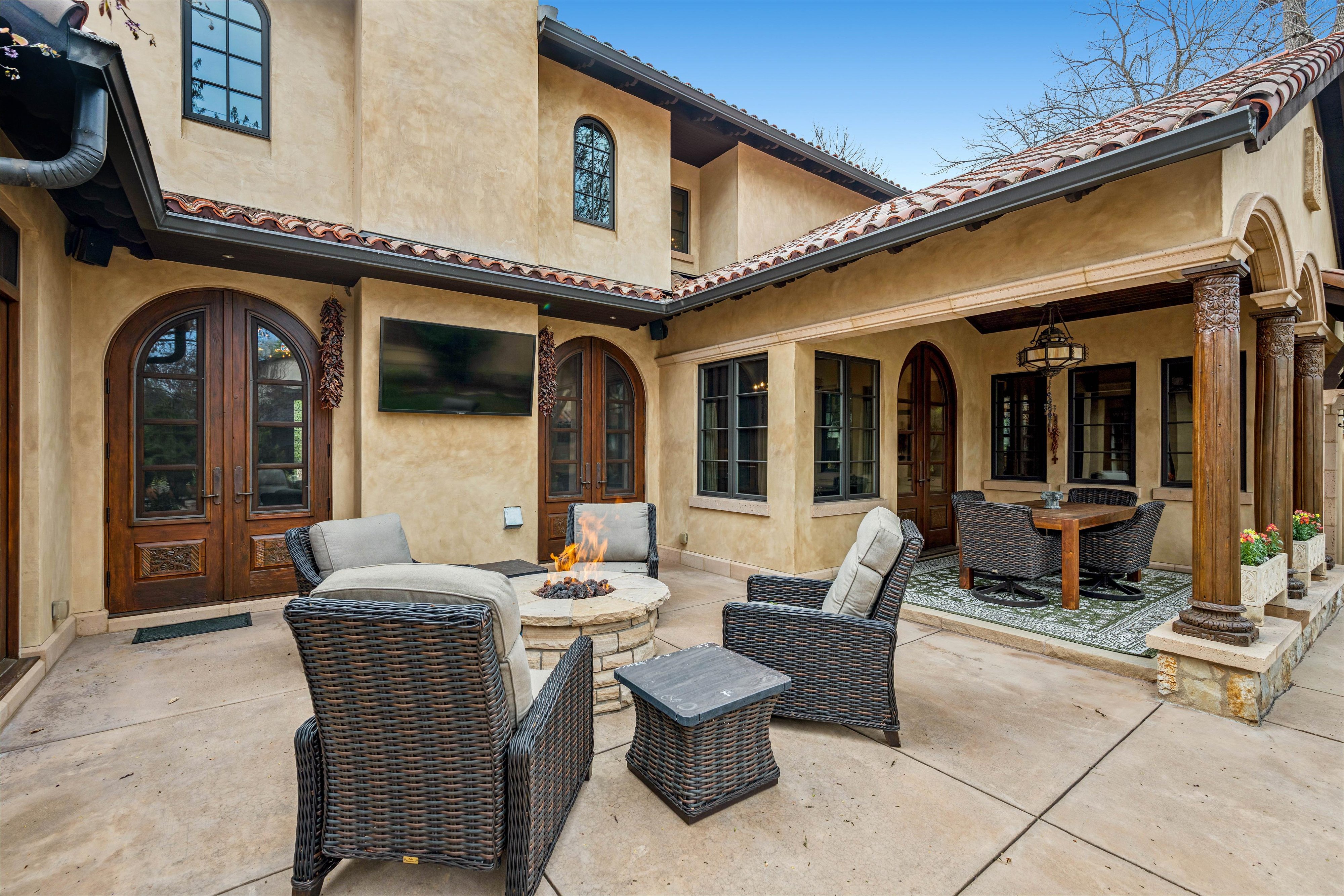  Rare Spanish Colonial Revival Home in One of Observatory Park - 物件實景