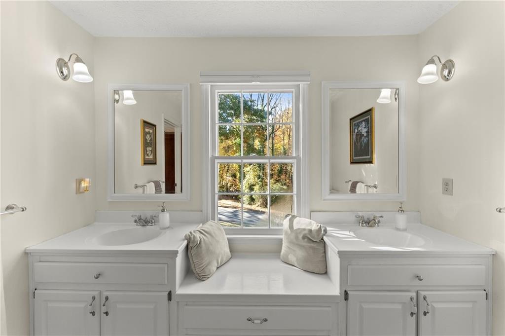 Roswell, Georgia, 30075, United States, 5 Bedrooms Bedrooms, ,4 BathroomsBathrooms,Residential,For Sale,1990755