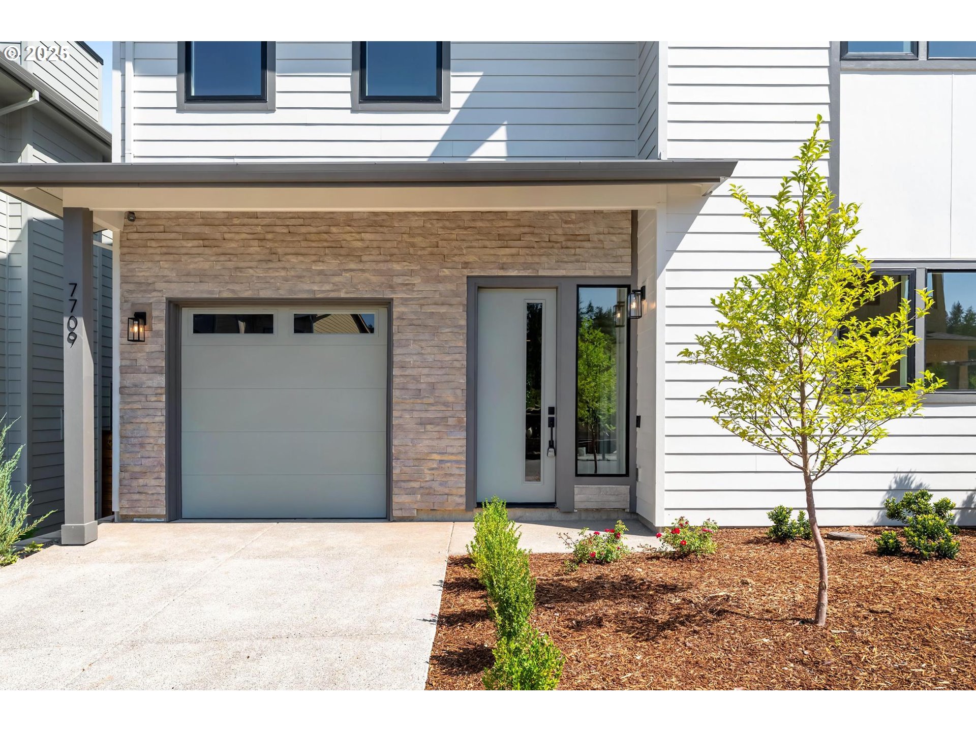 Portland, Oregon, 97219, United States, 3 Bedrooms Bedrooms, ,2 BathroomsBathrooms,Residential,For Sale,1699870