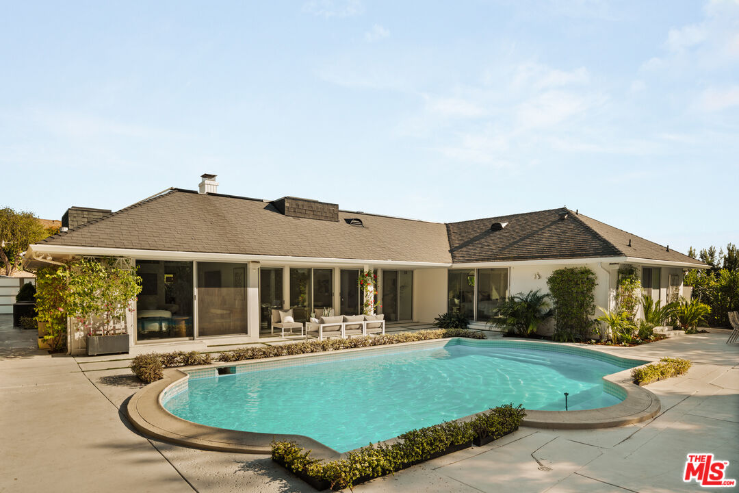 Los Angeles, California, 90027, United States, 4 Bedrooms Bedrooms, ,2 BathroomsBathrooms,Residential,For Sale,1989573