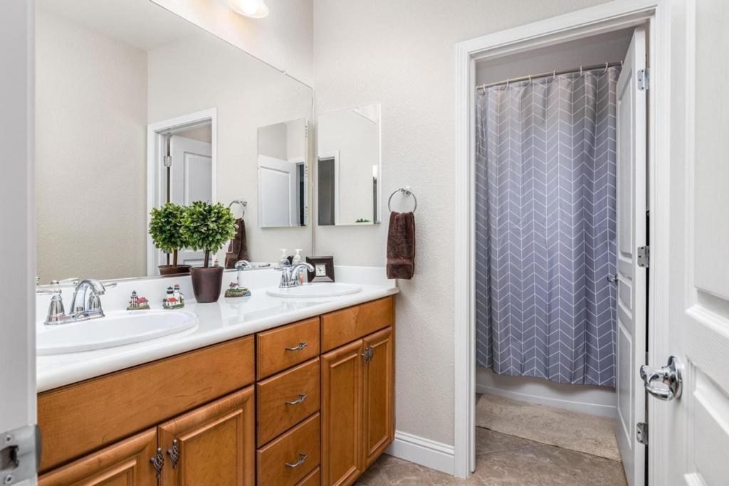 Oakdale, California, 95361, United States, 4 Bedrooms Bedrooms, ,2 BathroomsBathrooms,Residential,For Sale,1981612