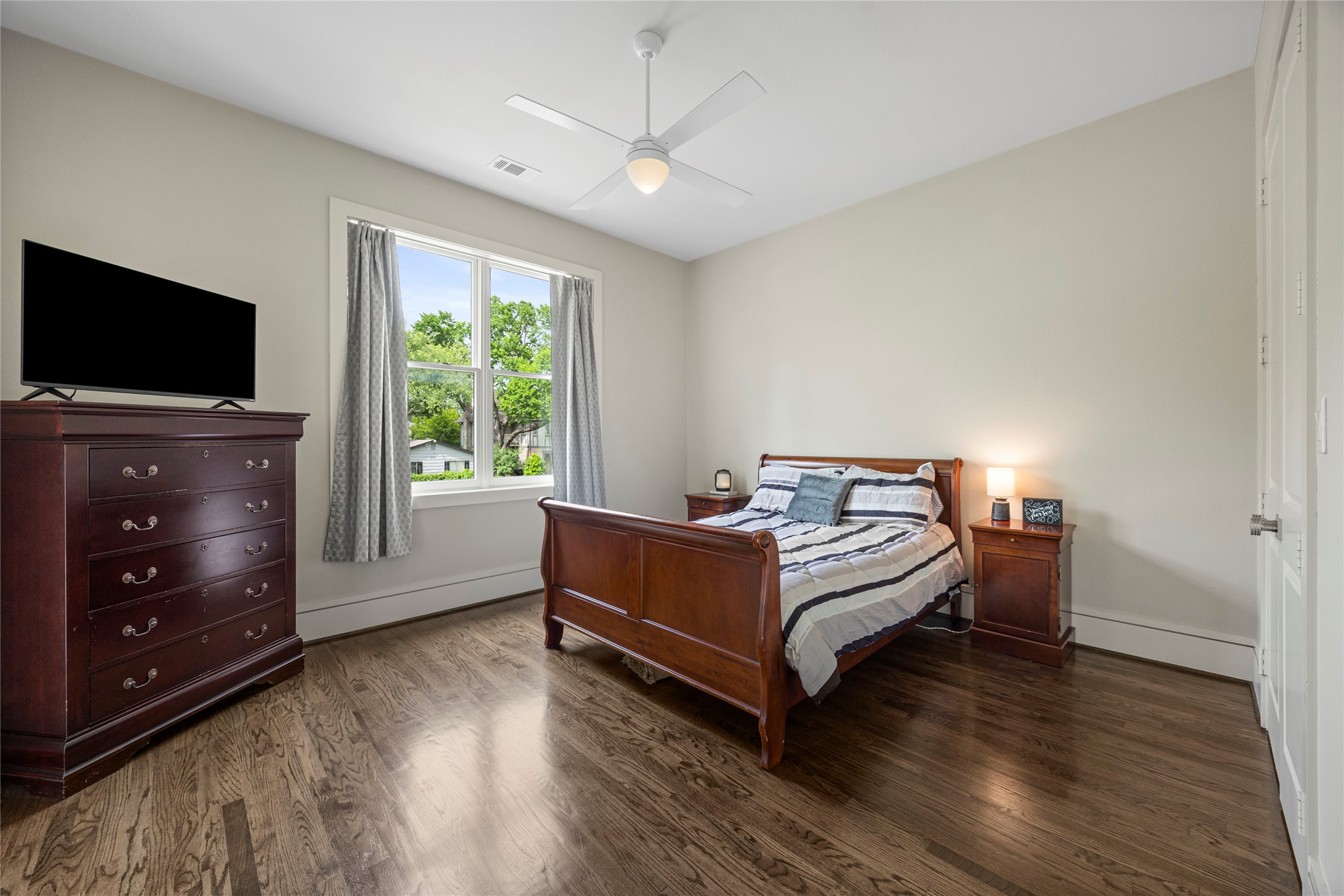 Dallas, Texas, 75214, United States, 4 Bedrooms Bedrooms, ,5 BathroomsBathrooms,Residential,For Sale,1794312