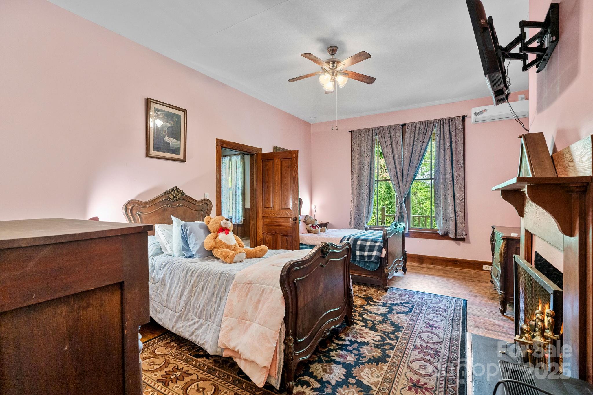 Hendersonville, North Carolina, 28739, United States, 6 Bedrooms Bedrooms, ,5 BathroomsBathrooms,Residential,For Sale,1825253