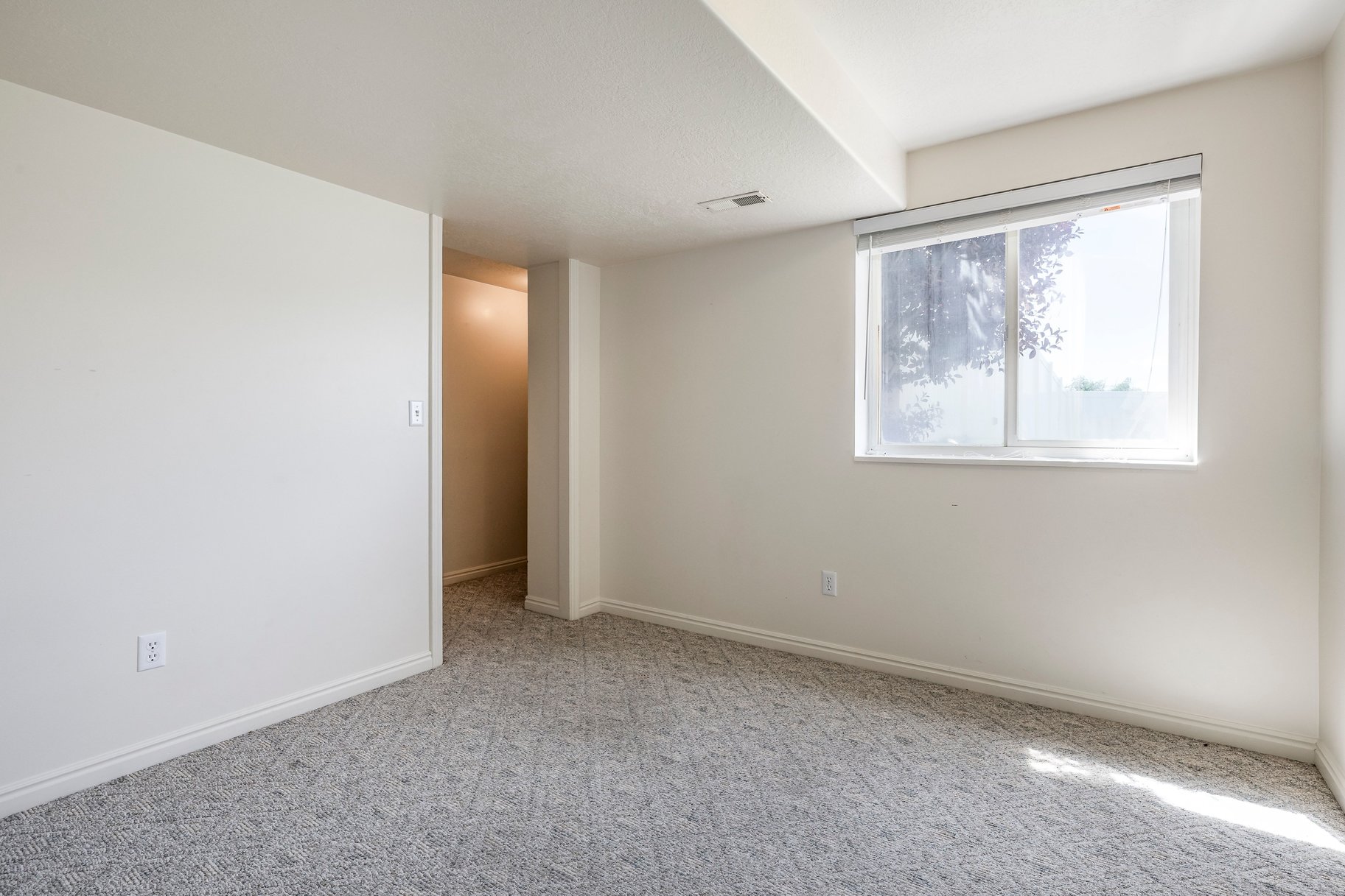  5 Bedroom, 3 Bath Home With One Of North Ogdens Best Porch Views - 物件實景