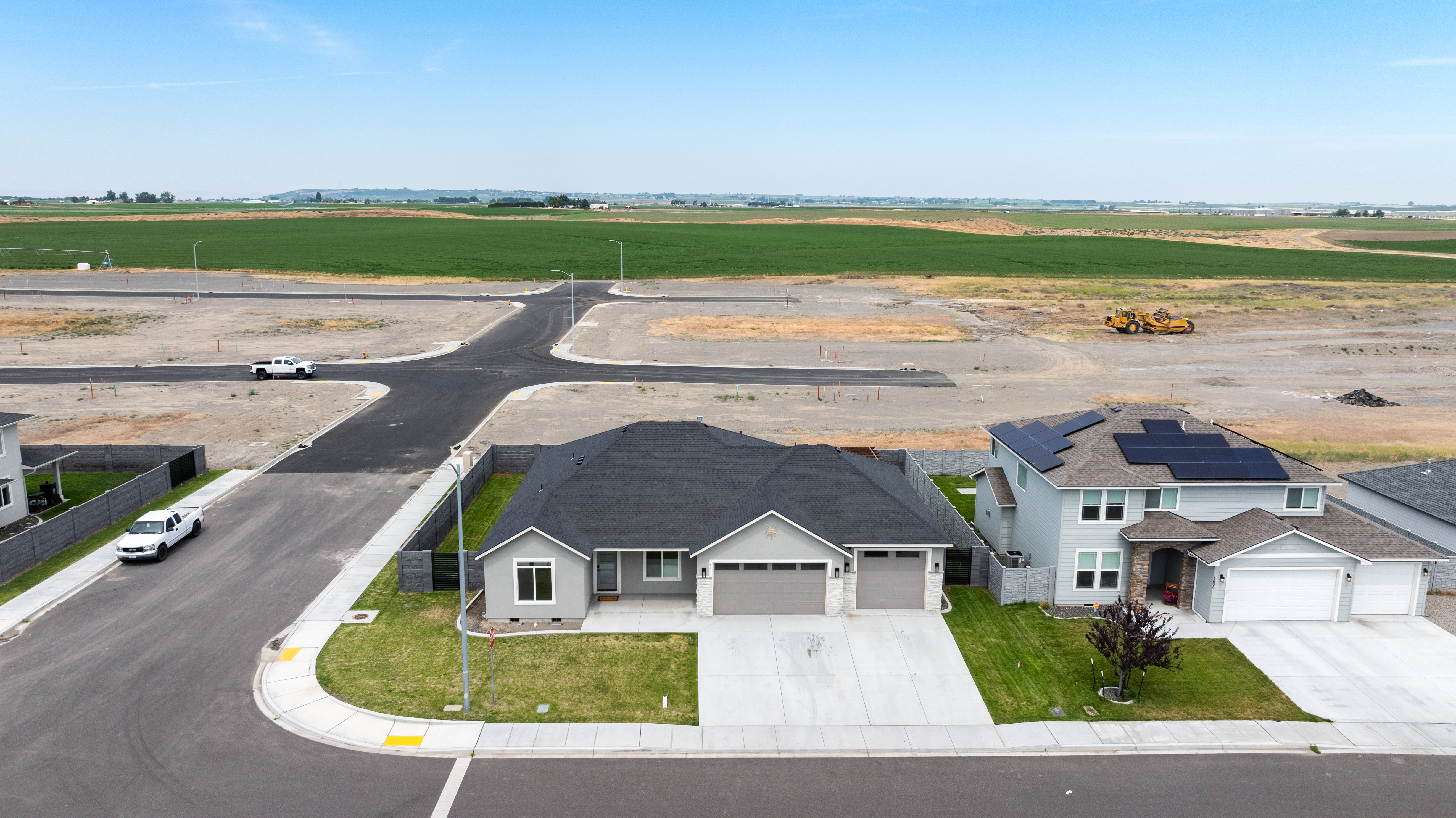  Like New, Fully Fenced, Corner Lot & 4-Car Garage - 物件實景