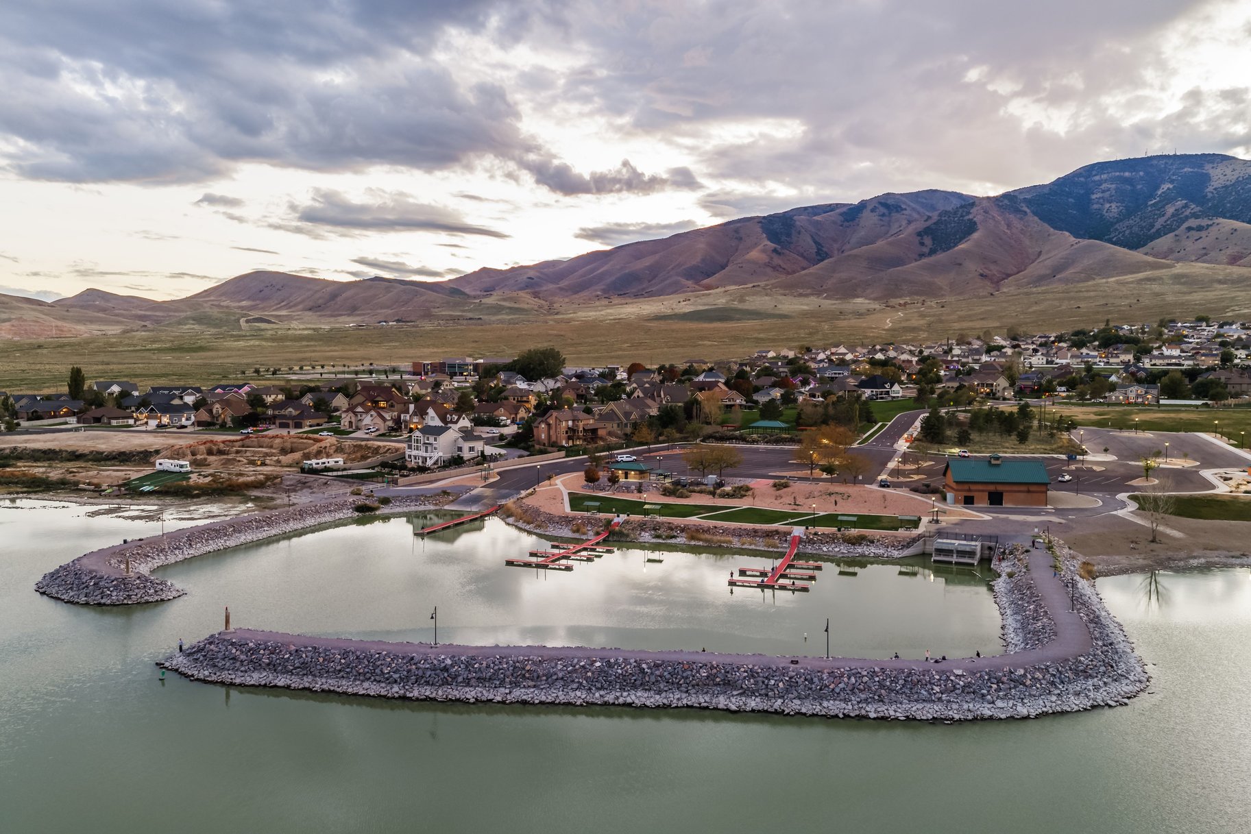  Modern Lakefront Retreat with Breathtaking Lake and Mountain Views - 物件實景
