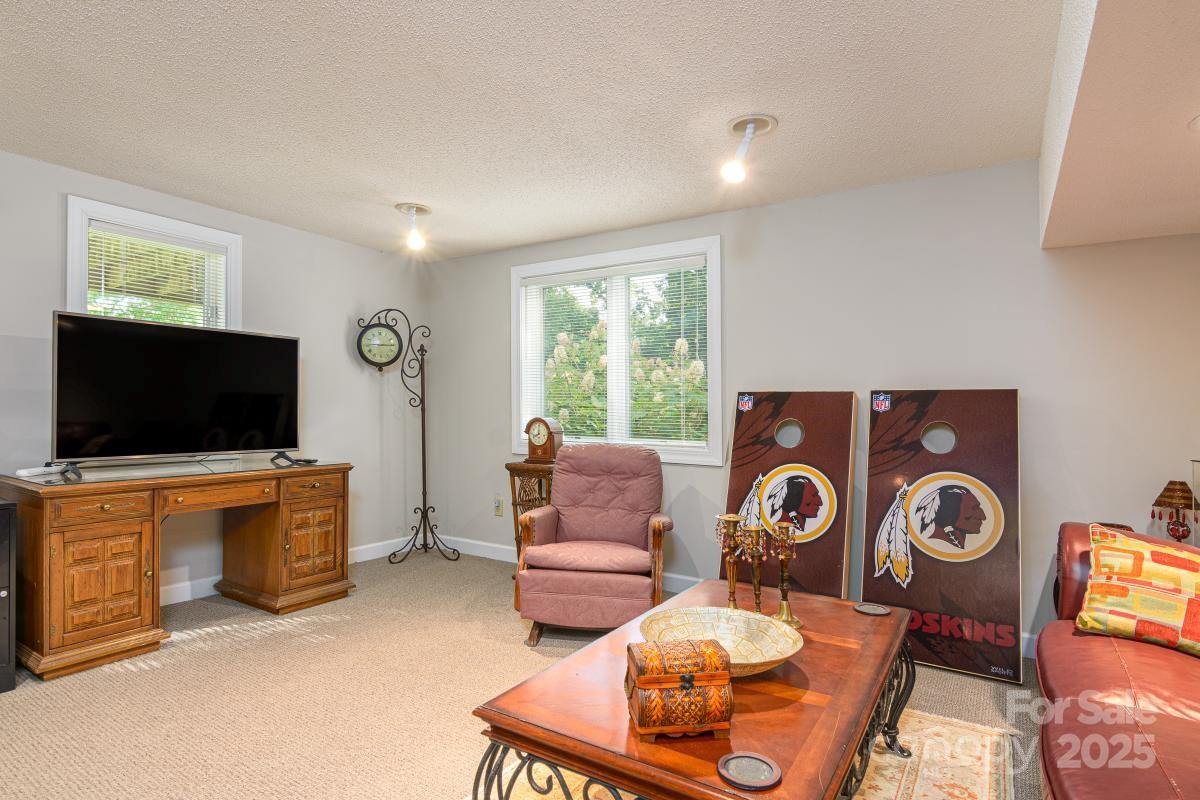 Hendersonville, North Carolina, 28739, United States, 3 Bedrooms Bedrooms, ,2 BathroomsBathrooms,Residential,For Sale,1974485