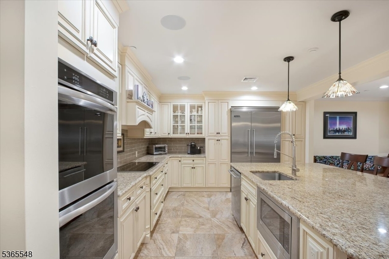 Teaneck, New Jersey, 07666, United States, 2 Bedrooms Bedrooms, ,3 BathroomsBathrooms,Residential,For Sale,1870844