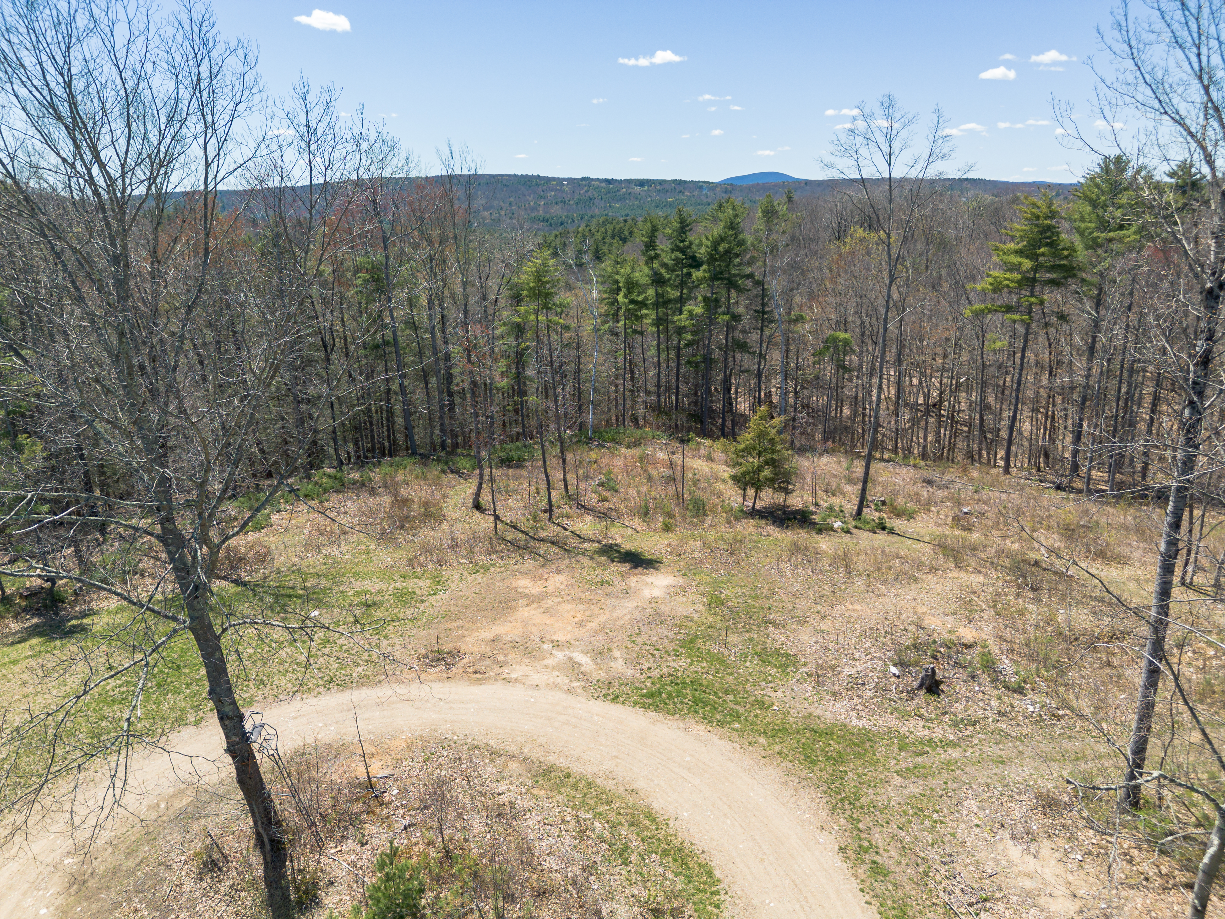  A Tranquil Berkshire Legacy: 22 Scenic Acres and a Landmark 3-Story Barn, Brookm - 物件實景