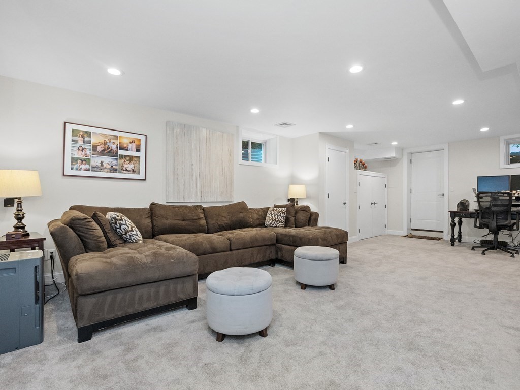 Waltham, Massachusetts, 02451, United States, 4 Bedrooms Bedrooms, ,5 BathroomsBathrooms,Residential,For Sale,1940187