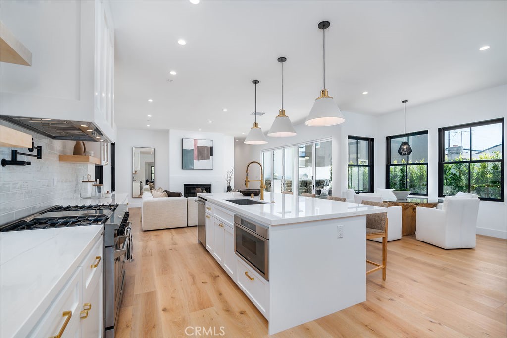 Newport Beach, California, 92663, United States, 4 Bedrooms Bedrooms, ,5 BathroomsBathrooms,Residential,For Sale,1708501