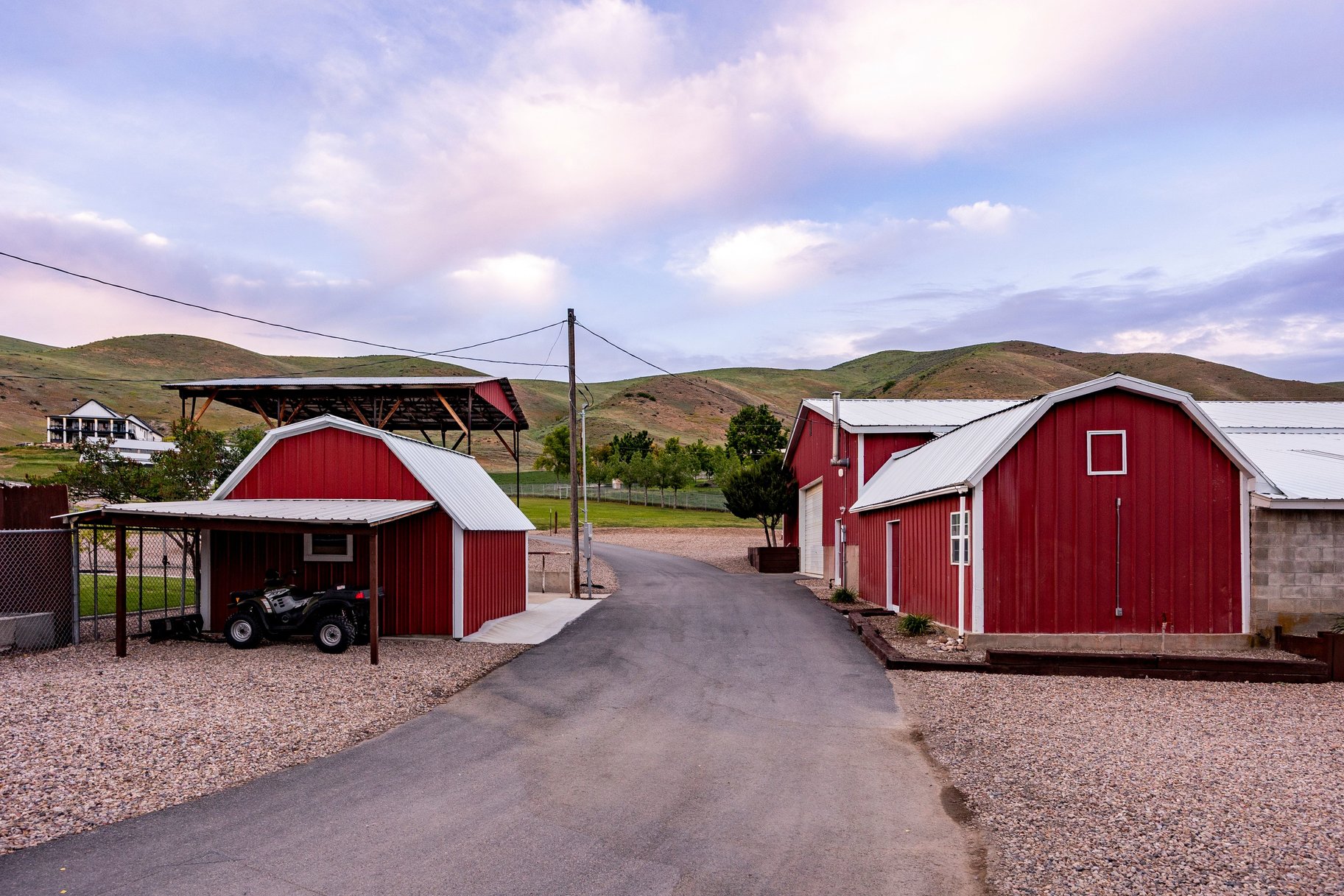  Incredibly Well-Maintained Horse Property with Indoor Arena & Views - 物件實景