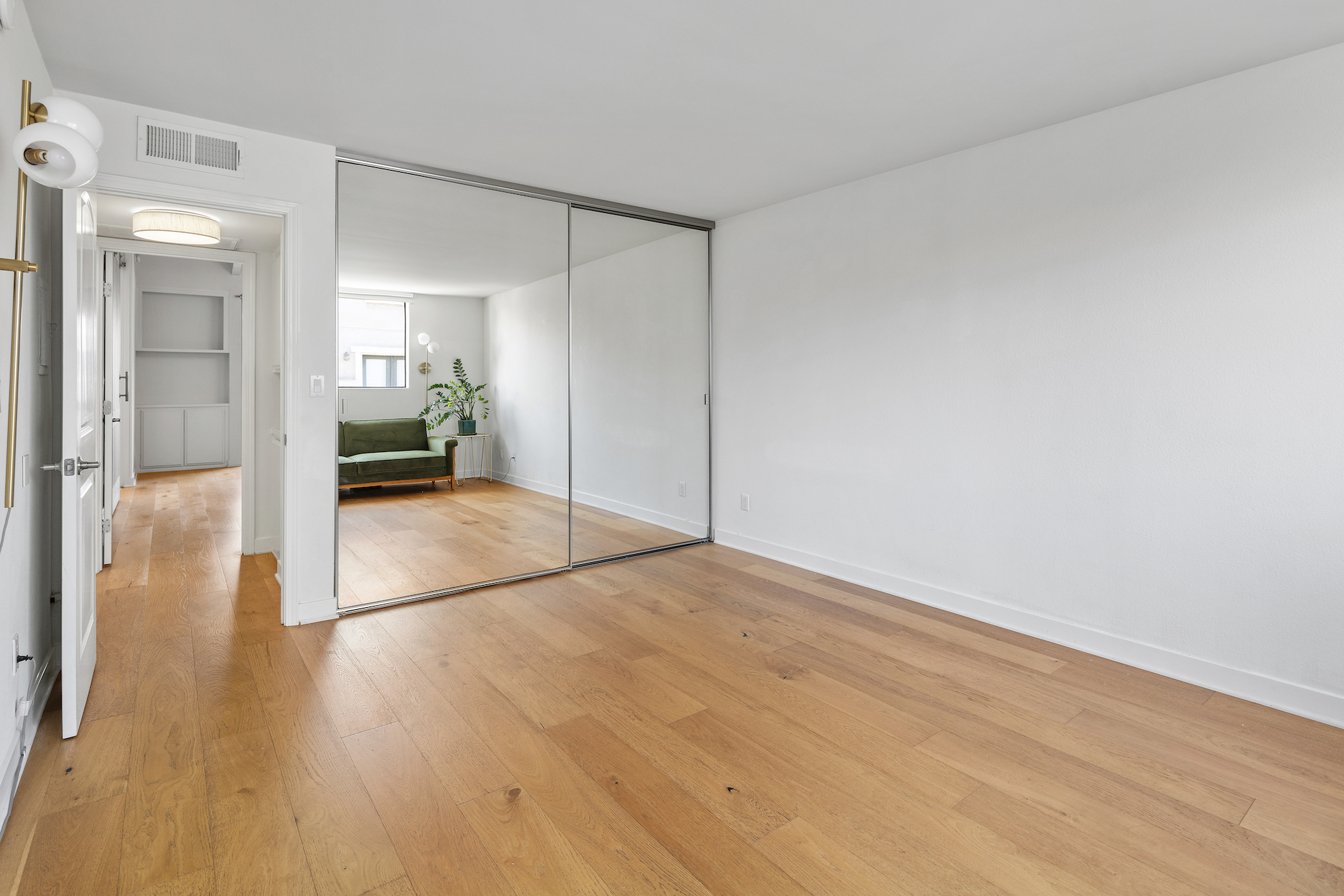 Los Angeles, California, 90025, United States, 2 Bedrooms Bedrooms, ,3 BathroomsBathrooms,Residential,For Sale,1860542