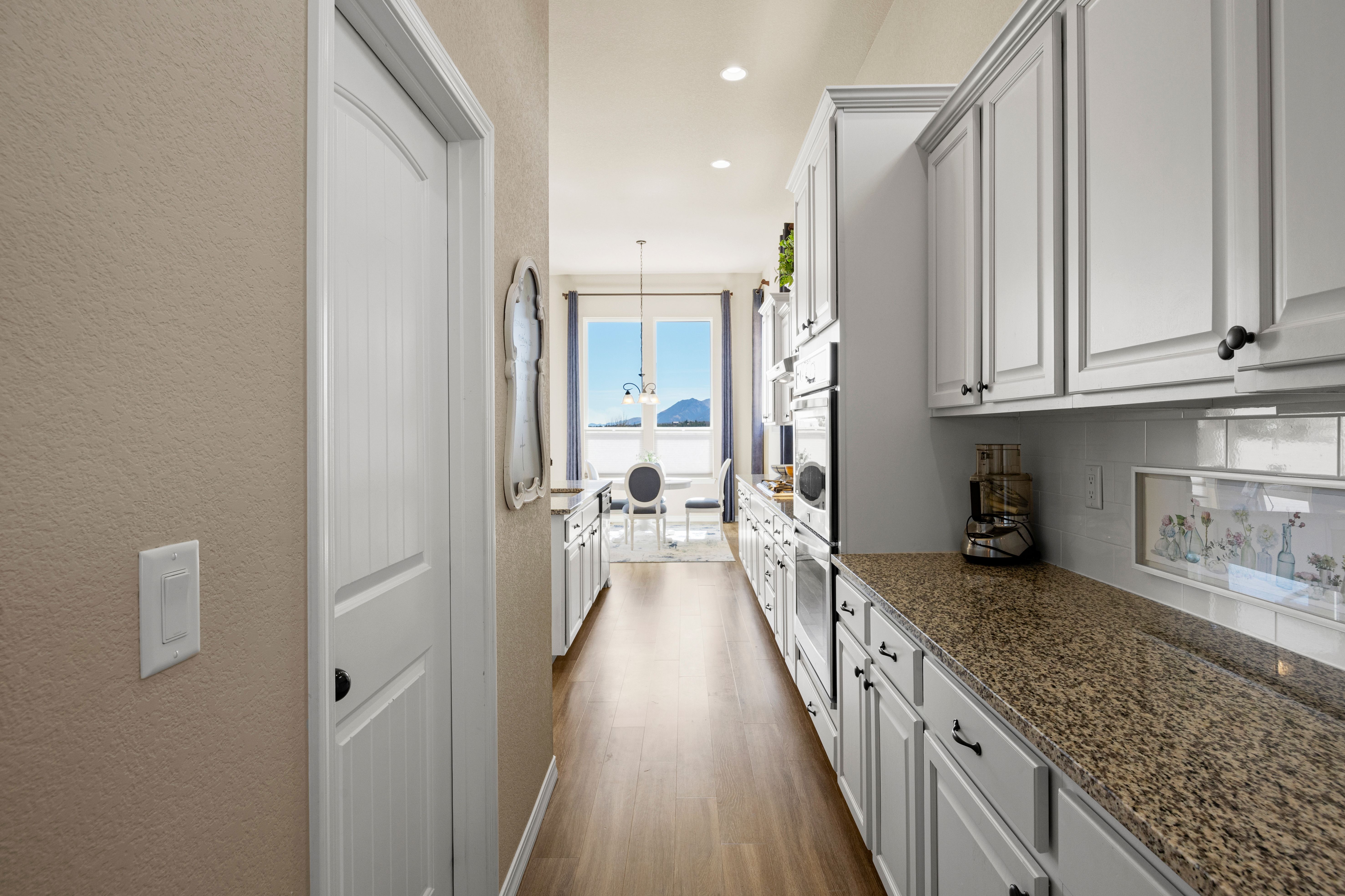  Open, Spacious, Upgraded, Walkout Rancher is Meticulous and with Views - 物件實景